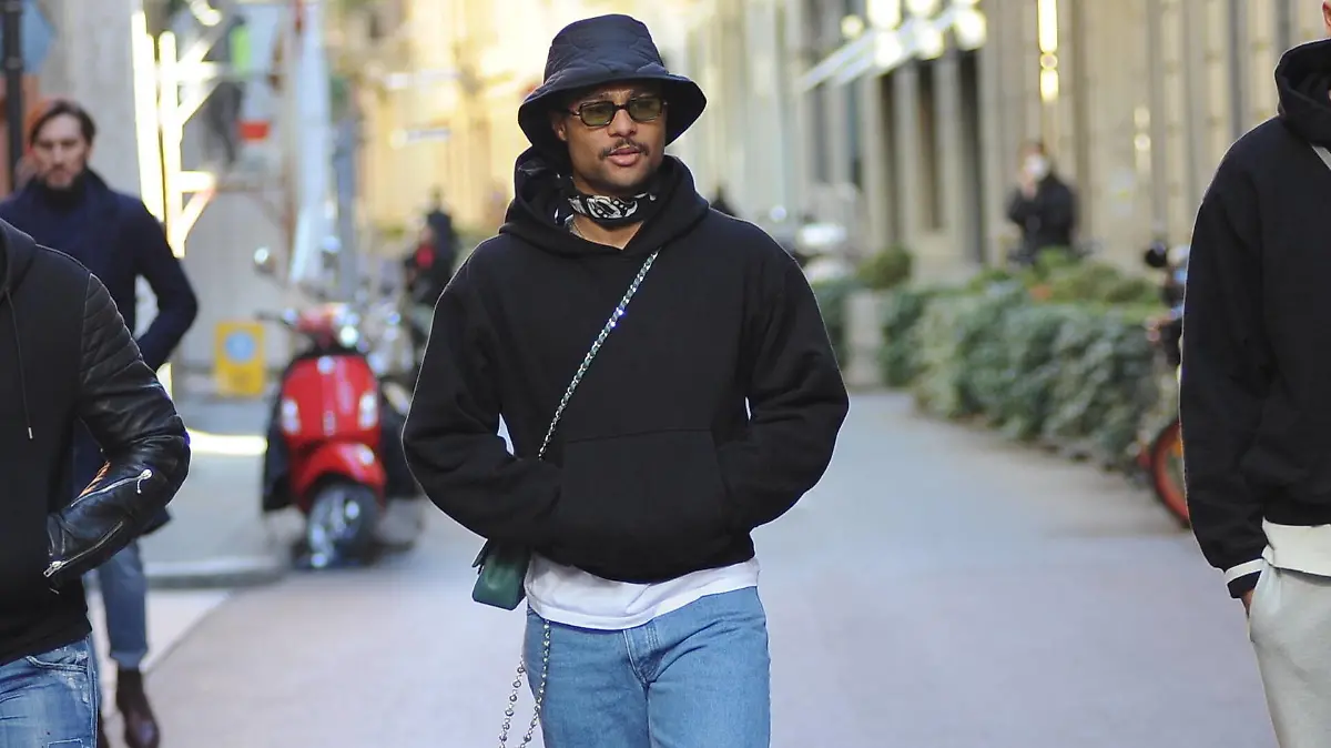 Entertainment Bilder des Tages Milan, 22-02-2022 Serge Gnabry striker of BAYERN MONACO and of the national team of GERMANY arrives in Milan to attend the fashion week shows that started today. But first he goes to lunch at the Salumaio di Montenapoleone , the famous restaurant in the fashion district, then he takes a long walk together with two friends. PUBLICATIONxNOTxINxITA Copyright: xMimmoxCarrierox/xIPAx/xMIMMOxCARRIERO-EXCLx
