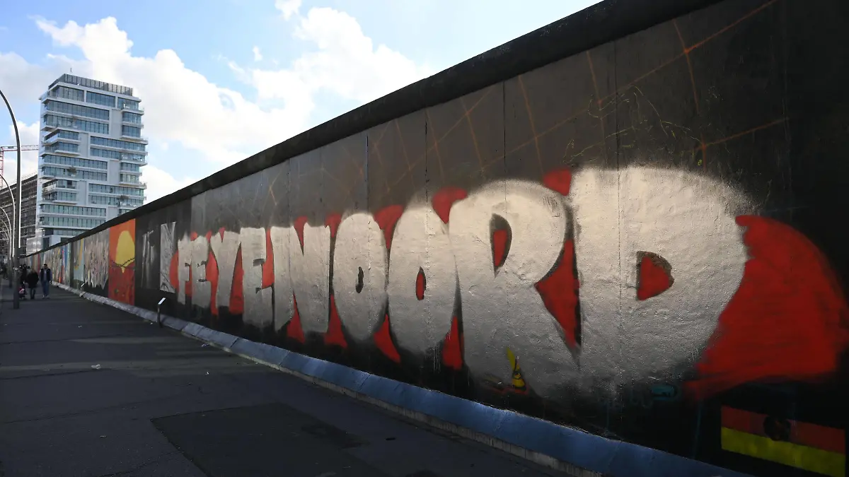 Sport Bilder des Tages Fussball, Herren, Saison 2021/2022, UEFA Europa Conference League Gruppe E, 4. Spieltag, 1. FC Union Berlin - Feyenoord Rotterdam, im Bild: mutmaßliche Fans von Rotterdam bemalten in der Nacht zum 3.11. 2021 die East Side Gallery mit dem Schriftzug Feyenoord, 03.11. 2021, *** Football, Men, 2021 2022 season, UEFA Europa Conference League Group E, Matchday 4 , 1 FC Union Berlin Feyenoord Rotterdam, pictured suspected Rotterdam fans painted the East Side Gallery with the words Feyenoord, 03 11 2021 on the night of 3 11 2021, Copyright: xMatthiasxKochx