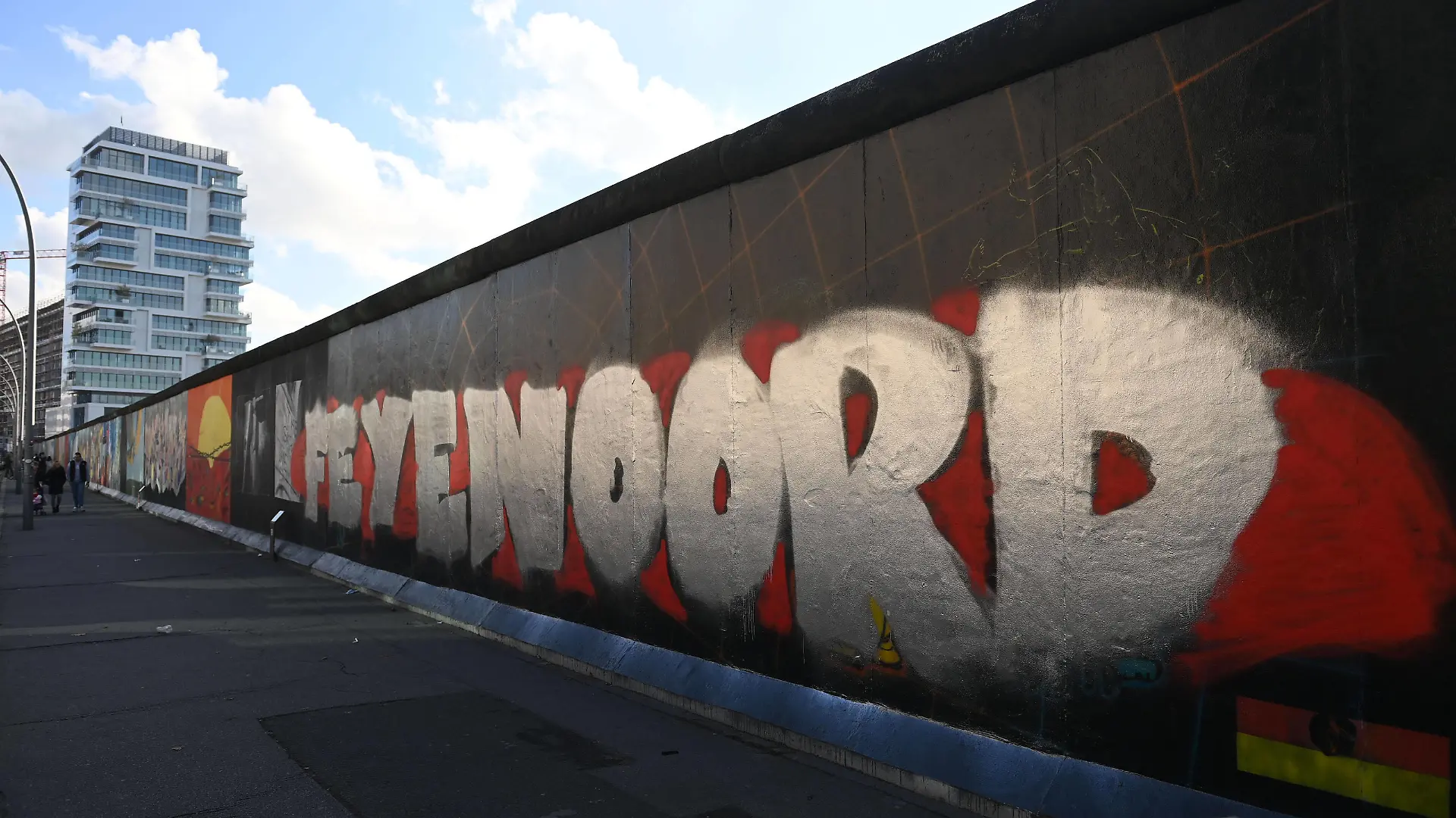 Sport Bilder des Tages Fussball, Herren, Saison 2021/2022, UEFA Europa Conference League Gruppe E, 4. Spieltag, 1. FC Union Berlin - Feyenoord Rotterdam, im Bild: mutmaßliche Fans von Rotterdam bemalten in der Nacht zum 3.11. 2021 die East Side Gallery mit dem Schriftzug Feyenoord, 03.11. 2021, *** Football, Men, 2021 2022 season, UEFA Europa Conference League Group E, Matchday 4 , 1 FC Union Berlin Feyenoord Rotterdam, pictured suspected Rotterdam fans painted the East Side Gallery with the words Feyenoord, 03 11 2021 on the night of 3 11 2021, Copyright: xMatthiasxKochx