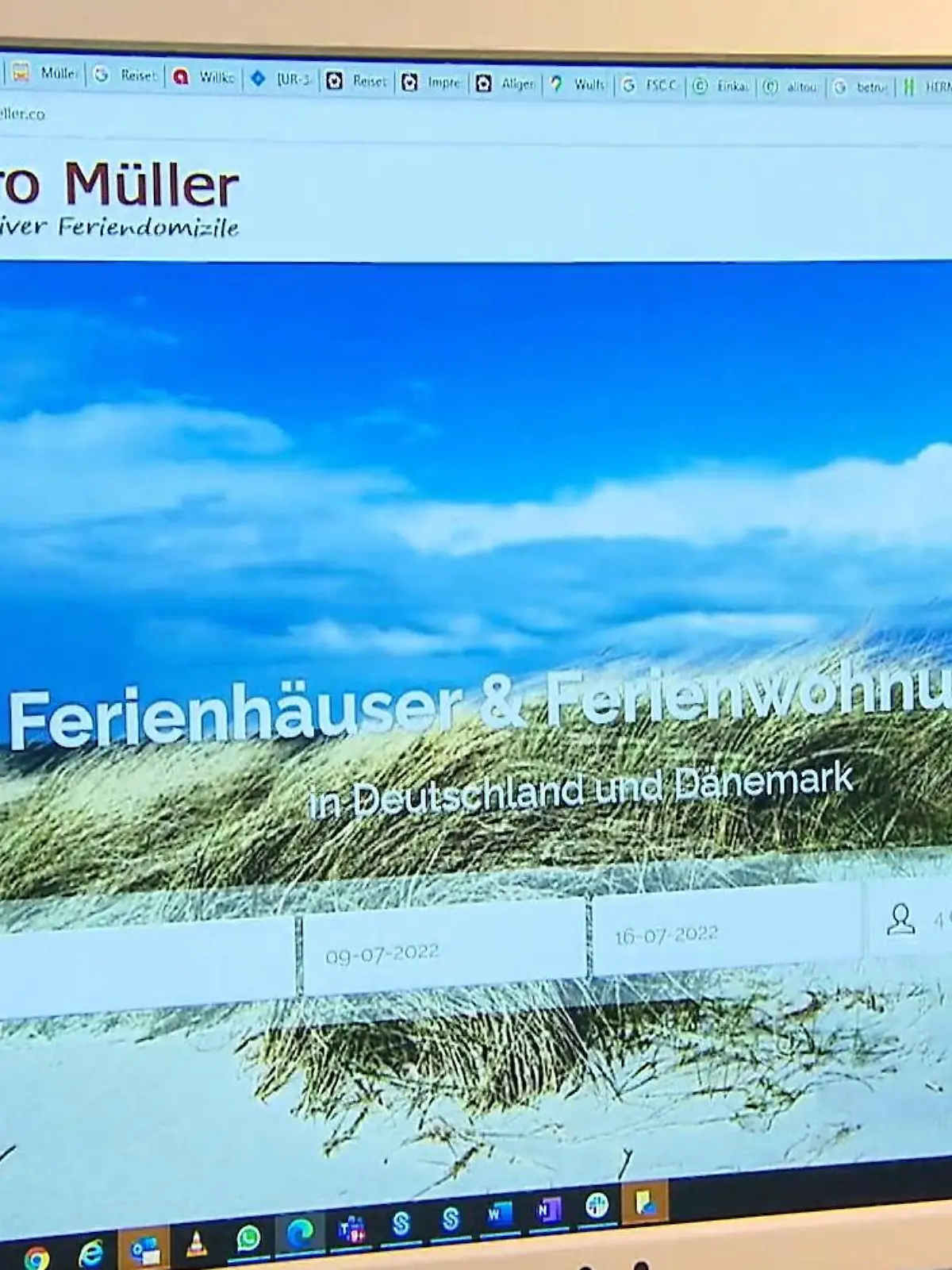 RTL-Reiseexperte Ralf Benkö verrät Ihnen, anhand welcher Anzeichen Sie bei der Online-Buchung eines Ferienhauses erkennen können, ob es das Reisebüro hinter der Webseite wirklich gibt - oder ob es sich dabei um Urlaubs-Betrüger handelt.