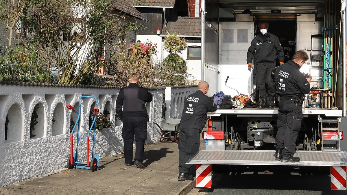 02.11.2021, Niedersachsen, Salzgitter: Für neue Ermittlungen in einem fast 30 Jahre alten Vermisstenfall sind in Salzgitter Durchsuchungen durchgeführt worden. Die Ermittler versuchen, den Verbleib der seit 1992 vermissten Ingrid B. aus Salzgitter doch noch zu klären. Foto: Rudolf Karliczek/dpa +++ dpa-Bildfunk +++