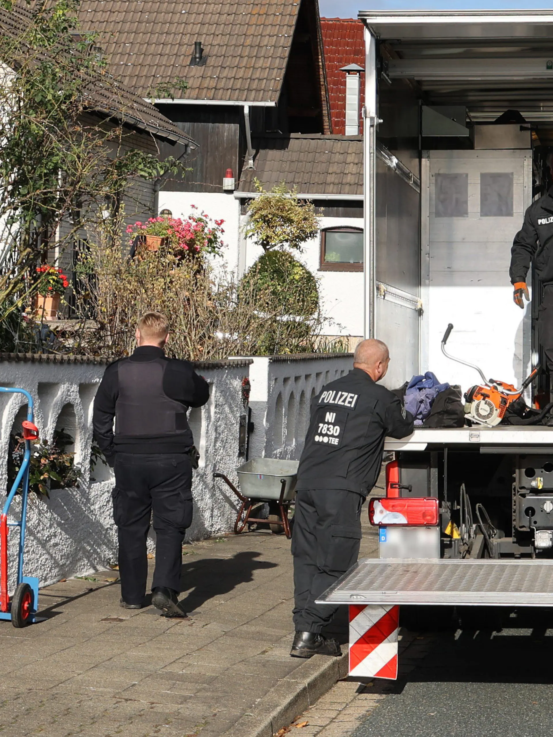 02.11.2021, Niedersachsen, Salzgitter: Für neue Ermittlungen in einem fast 30 Jahre alten Vermisstenfall sind in Salzgitter Durchsuchungen durchgeführt worden. Die Ermittler versuchen, den Verbleib der seit 1992 vermissten Ingrid B. aus Salzgitter doch noch zu klären. Foto: Rudolf Karliczek/dpa +++ dpa-Bildfunk +++