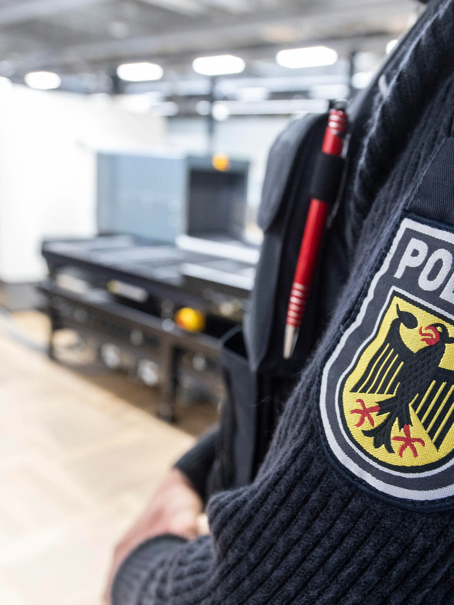 14.12.2020, Hessen, Frankfurt/Main: Beamte der Bundespolizei stehen in der Passagierabfertigung am Flughafen Frankfurt an einem CT-Gepäckscanner. Die Geräte sollen den Inhalt von Fluggepäck innerhalb kürzester Zeit dreidimensional erfassen und Gefahrstoffe weitgehend automatisch erfassen können. (Zu dpa "Bundespolizei testet CT-Gepäckscanner am Flughafen" vom 16.12.20) Foto: Boris Roessler/dpa +++ dpa-Bildfunk +++