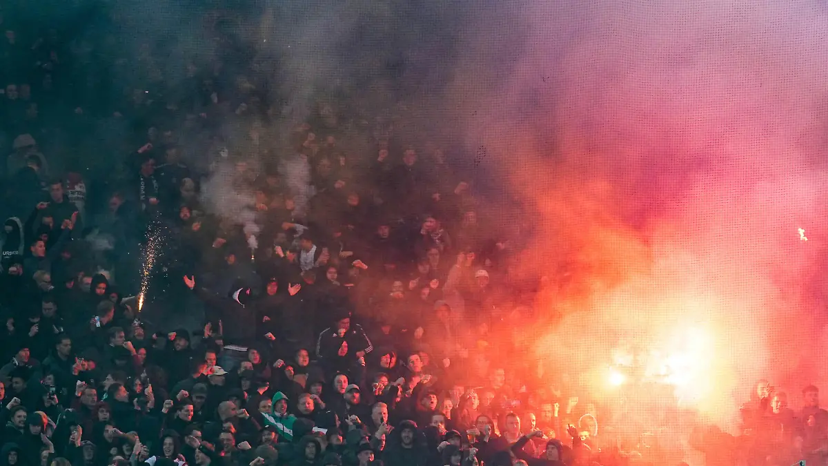 Fans zünden beim Spiel zwischen Feyenoord Rotterdam und Union Berlin Bengalos.