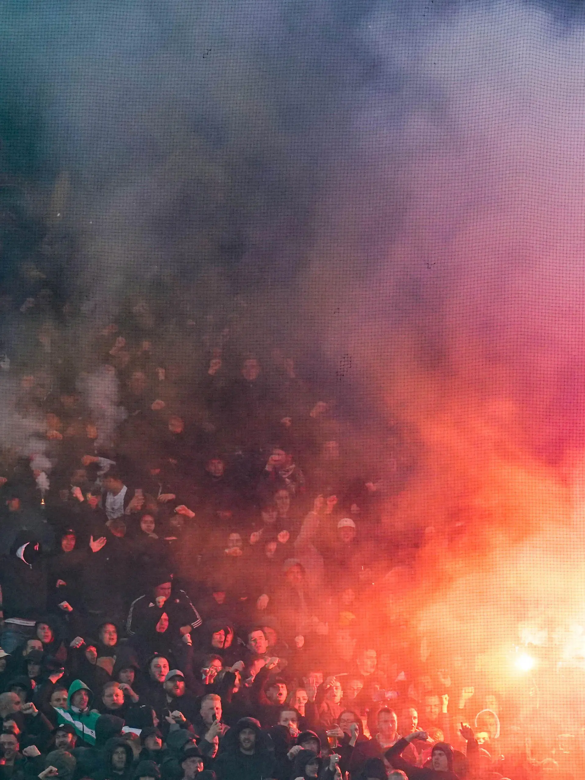 Fans zünden beim Spiel zwischen Feyenoord Rotterdam und Union Berlin Bengalos.