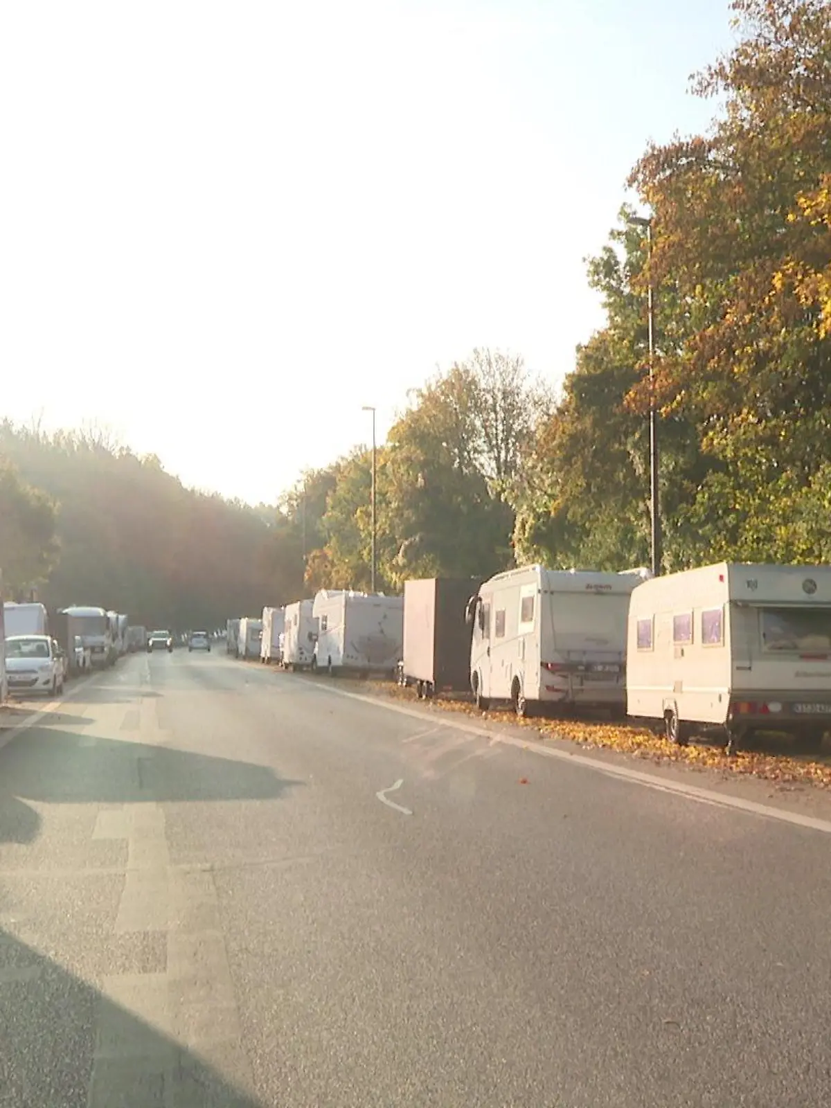 Mehrere Anhänger und Wohnmobile parken dauerhaft in Kieler Straßen.