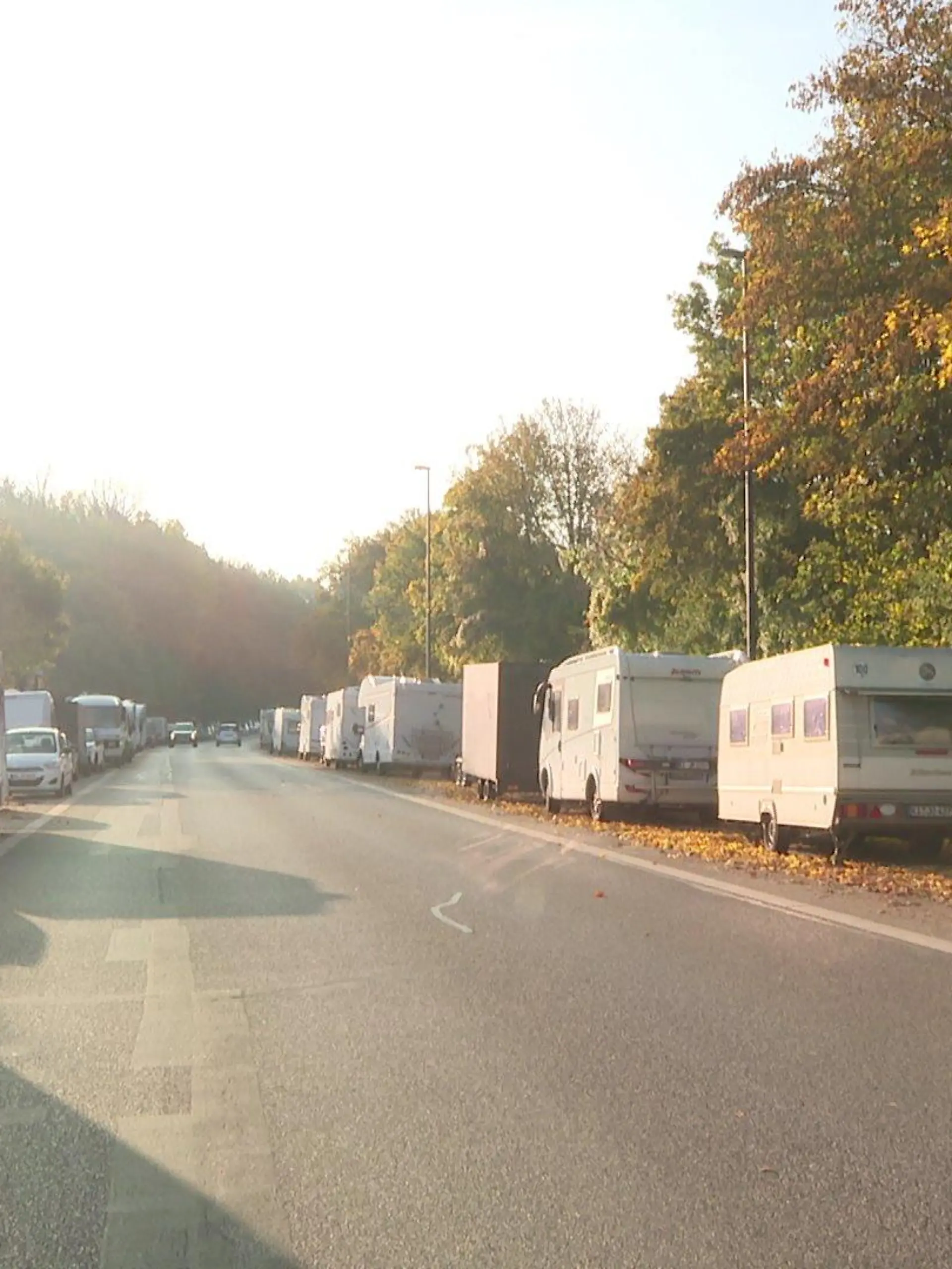 Mehrere Anhänger und Wohnmobile parken dauerhaft in Kieler Straßen.