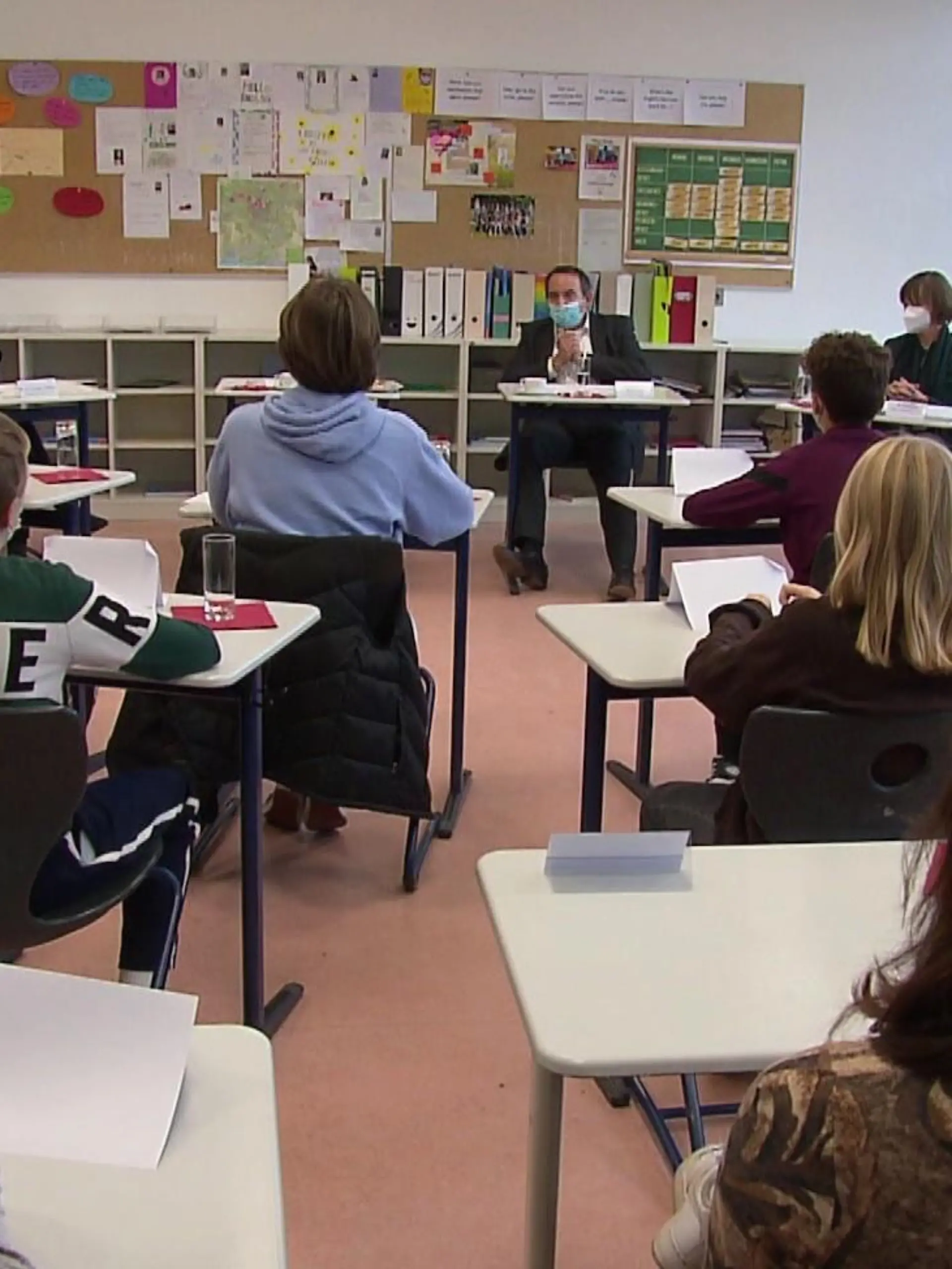 Kultusminister Lorz hat die Diltheyschule in WIesbaden besucht.
