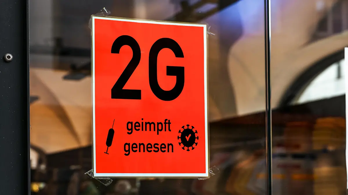 2G-Regel, getestet geimpft oder genesen auf einem Schild an einem Schaufenster, 2G REGEL xFOTOMONTAGEx