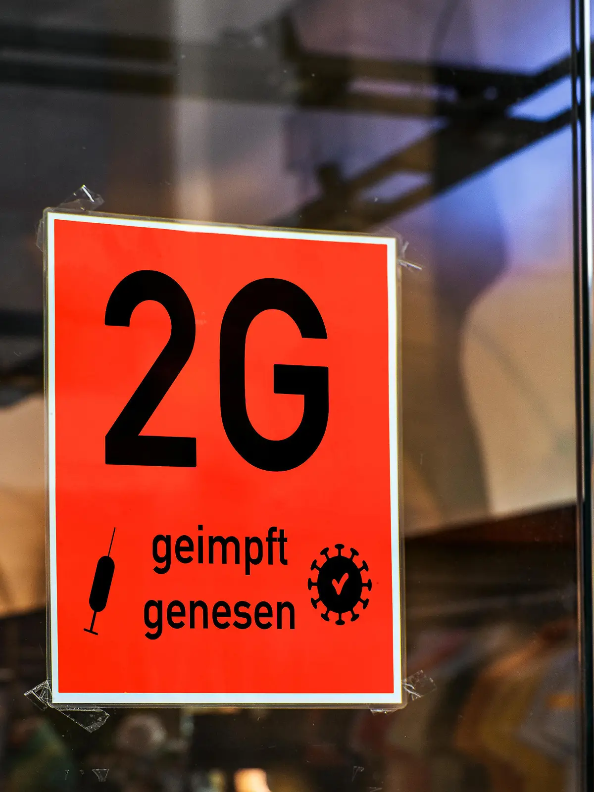 2G-Regel, getestet geimpft oder genesen auf einem Schild an einem Schaufenster, 2G REGEL xFOTOMONTAGEx