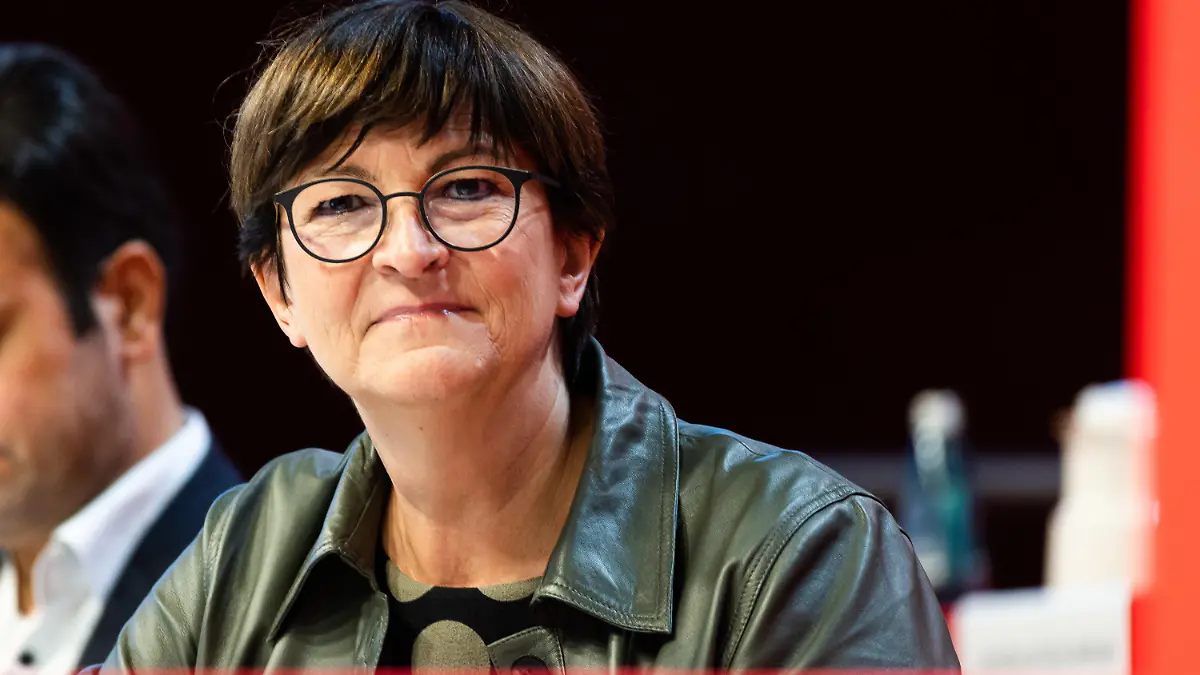 23.10.2021, Baden-Württemberg, Freiburg: Saskia Esken, Bundesvorsitzende der SPD, hört Andreas Stoch (nicht im Bild), Landesvorsitzender der SPD Baden-Württemberg, zu. Foto: Philipp von Ditfurth/dpa +++ dpa-Bildfunk +++