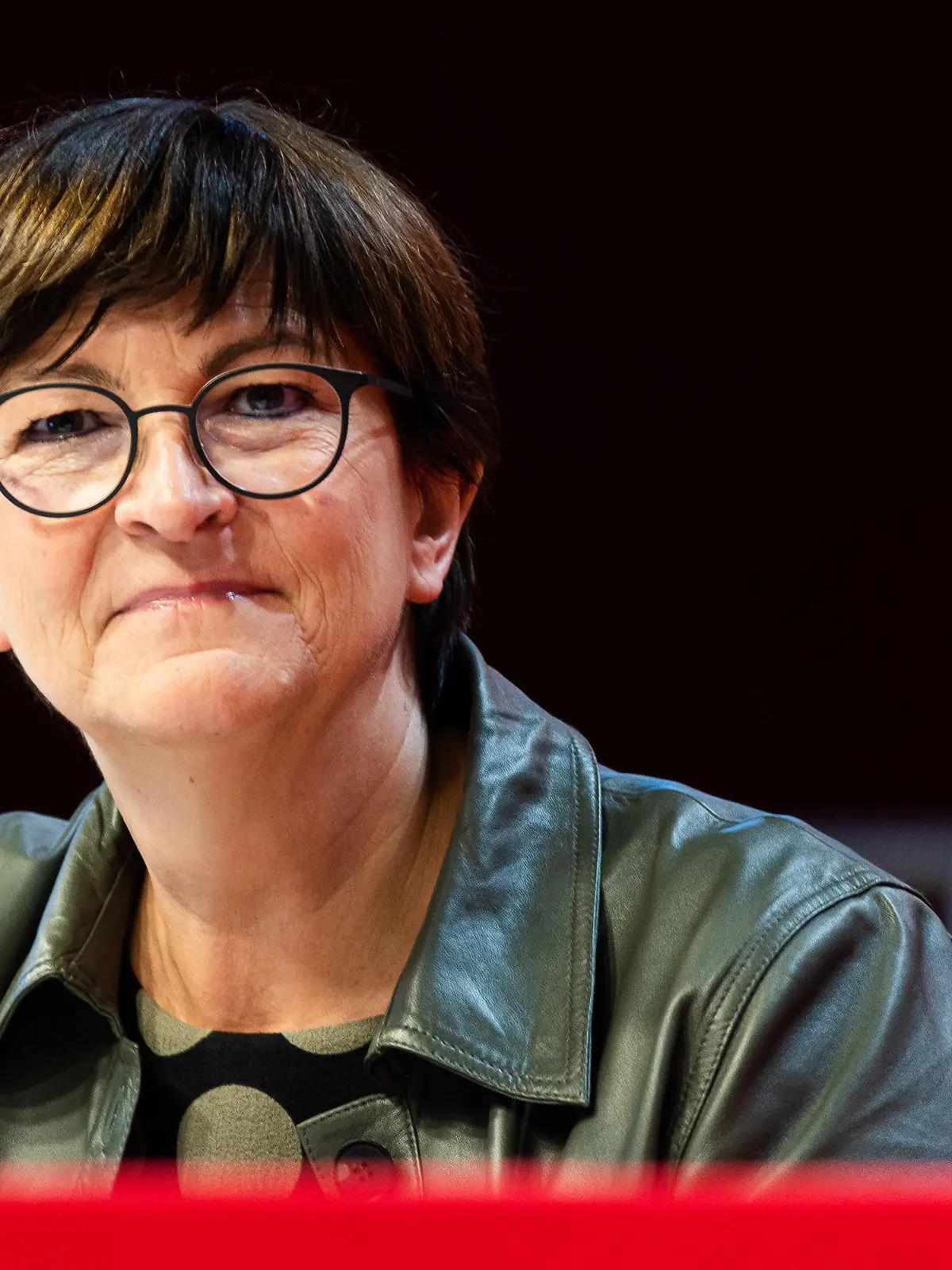 23.10.2021, Baden-Württemberg, Freiburg: Saskia Esken, Bundesvorsitzende der SPD, hört Andreas Stoch (nicht im Bild), Landesvorsitzender der SPD Baden-Württemberg, zu. Foto: Philipp von Ditfurth/dpa +++ dpa-Bildfunk +++