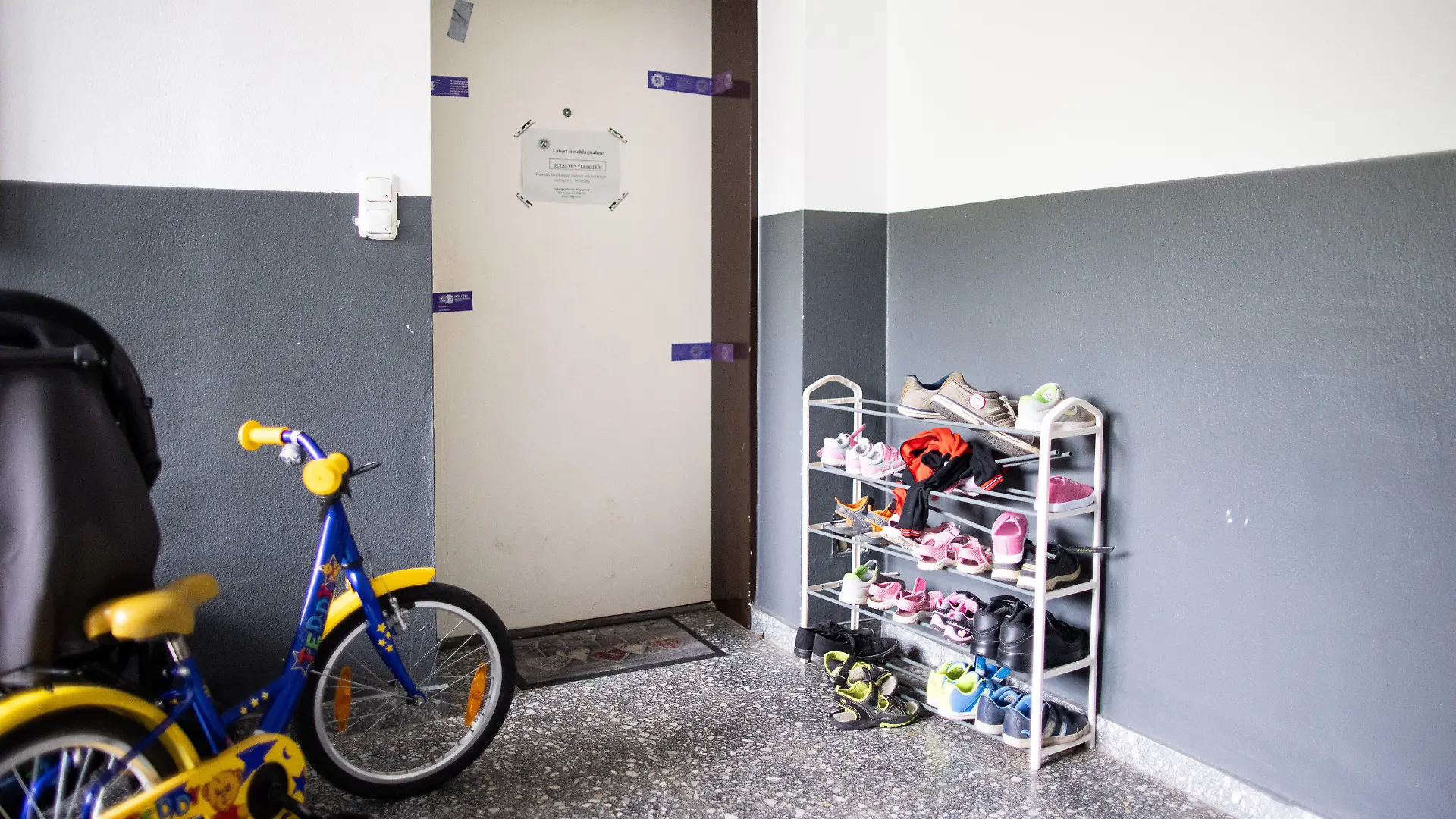 ARCHIV - 04.09.2020, Nordrhein-Westfalen, Solingen: Siegel der Polizei hängen an einer Wohnungstür in einem Wohnhaus. Im Prozess um den Mord an fünf Kindern in Solingen soll am Donnerstag (4.11.) das Urteil verkündet werden. (zu dpa «Prozess um Mord an fünf Kindern: Mutter droht die Höchststrafe») Foto: Marcel Kusch/dpa +++ dpa-Bildfunk +++