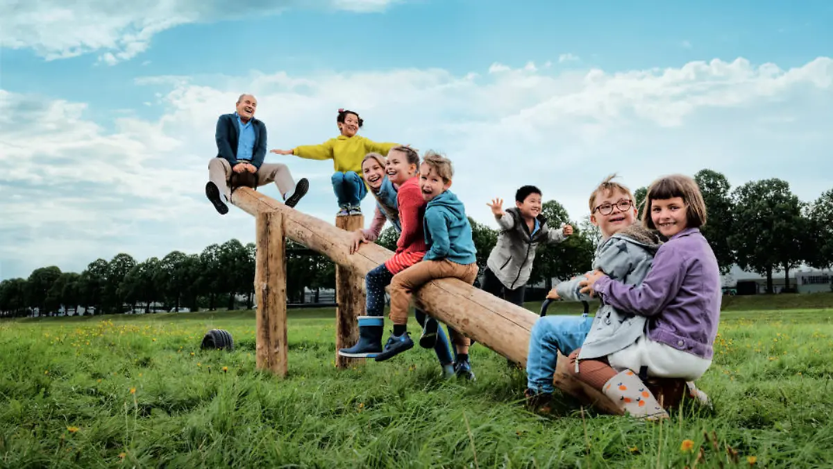 #wirwippendas-Aktion für RTL-Spendenmarathon: Wolfram Kons und Kinder auf einer Holzwippe