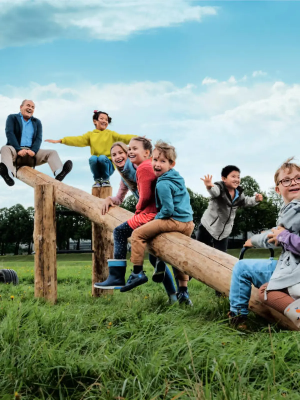 #wirwippendas-Aktion für RTL-Spendenmarathon: Wolfram Kons und Kinder auf einer Holzwippe