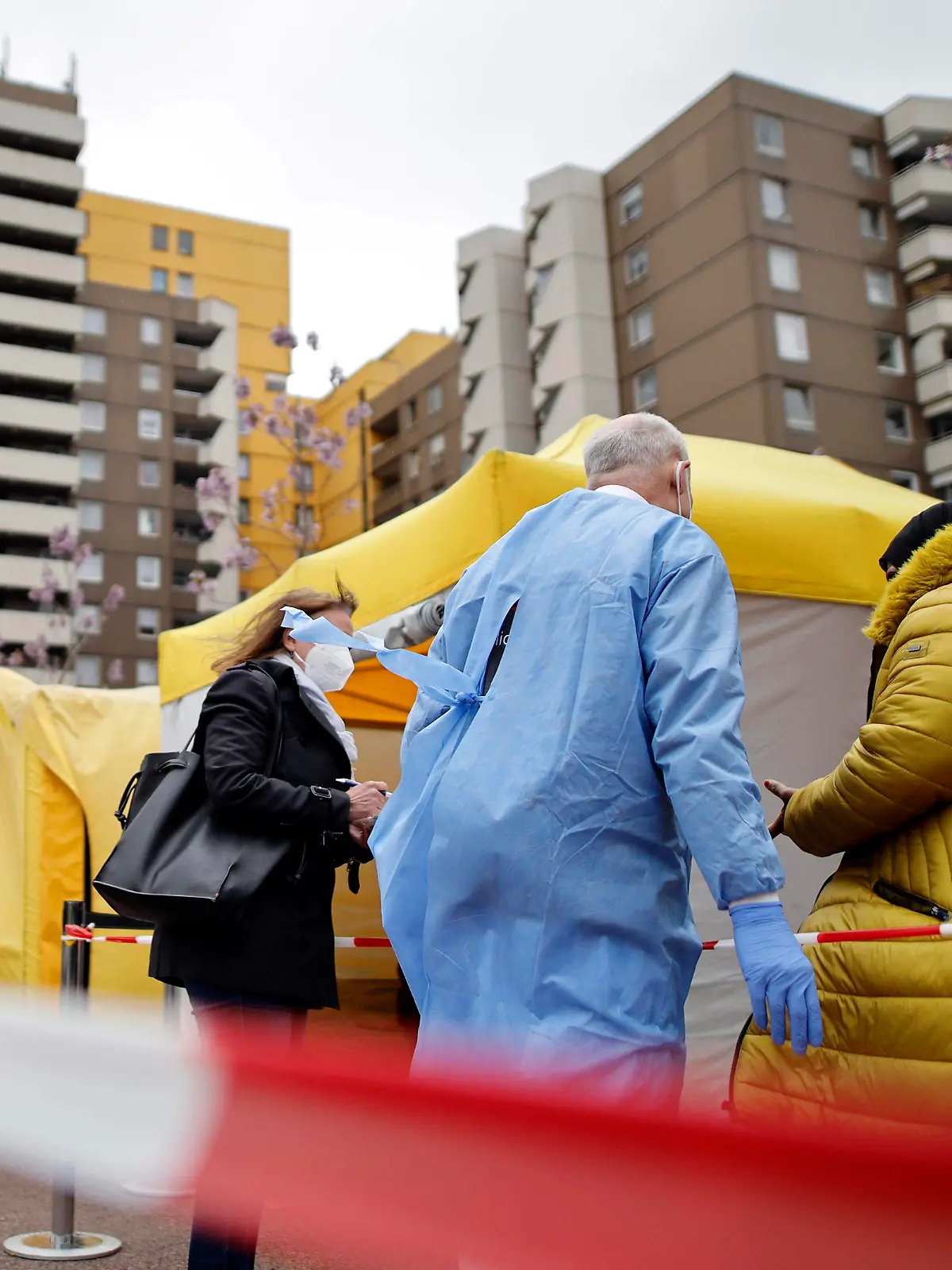  Die Stadt Köln beginnt, Menschen in Stadtteilen mit besonders hoher Inzidenz - sogenannte Hochinzidenzgebiete - zu impfen. In Chorweiler sind deshalb Corona-Impfteams unterwegs. Auch ein Impfbus kommt zum Einsatz. Köln, 04.05.2021 *** The city of Cologne begins to vaccinate people in districts with a particularly high incidence, so-called high-incidence areas In Chorweiler, Corona vaccination teams are therefore on the road A vaccination bus is also used Cologne, 04 05 2021 Foto:xC.xHardtx/xFuturexImage