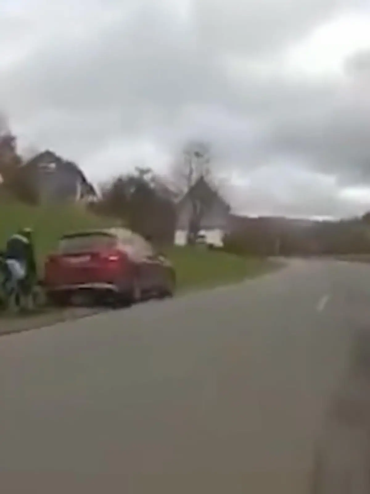 Und plötzlich machte er mit seinem Auto Jagd auf sie: Bei Siegen sind zwei Fahrradfahrer von einem Mann verfolgt worden. Mit geringem Abstand fährt das Auto an ihnen vorbei. Als der Fahrer dann auch noch in den Gegenverkehr zieht, eskaliert die Situation.