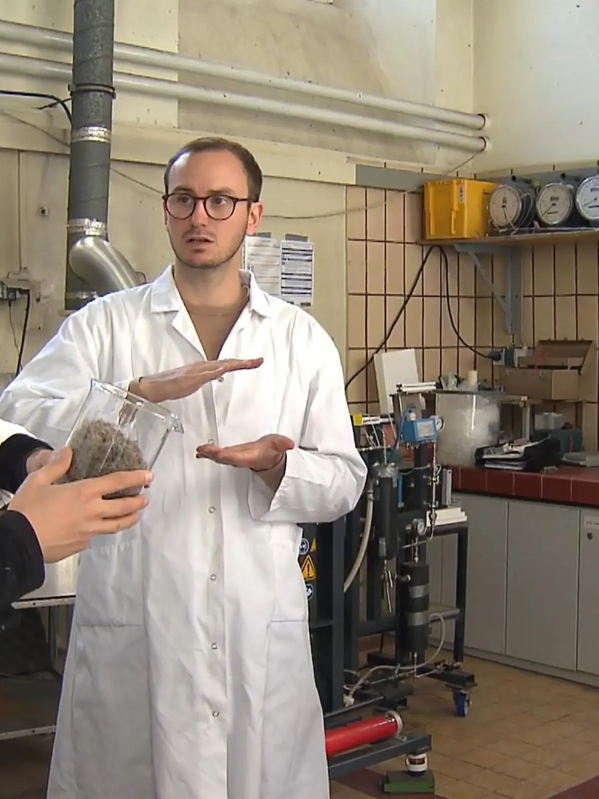 Wäre es nicht super, wenn es Leder geben würde, für das kein Tier mit seiner Haut herhalten muss? Das haben sich die beiden Tüftler Julian und Montgomery aus Darmstadt gedacht. Sie fingen an zu experimentieren und haben nun „LOVR“ entwickelt – dabei handelt es sich um ein lederähnliches Material, das aus Hanffasern besteht und somit 100 Prozent pflanzlich ist. Ob es hält, was es verspricht, sehen Sie im Videobeitrag.