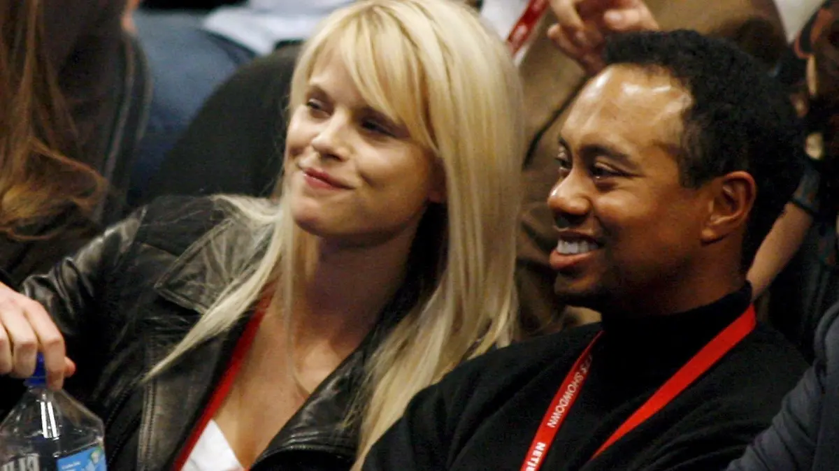 epa01281354 Tiger Woods (R) and wife Elin Nordegren (C) and Roger Federer's girlfriend Miroslava Vavrinec watch the NetJets Showdown Pete Sampras vs Roger Federer exhibition match at Madison Square Garden in New York, USA 10 March 2008. EPA/JASON SZENES