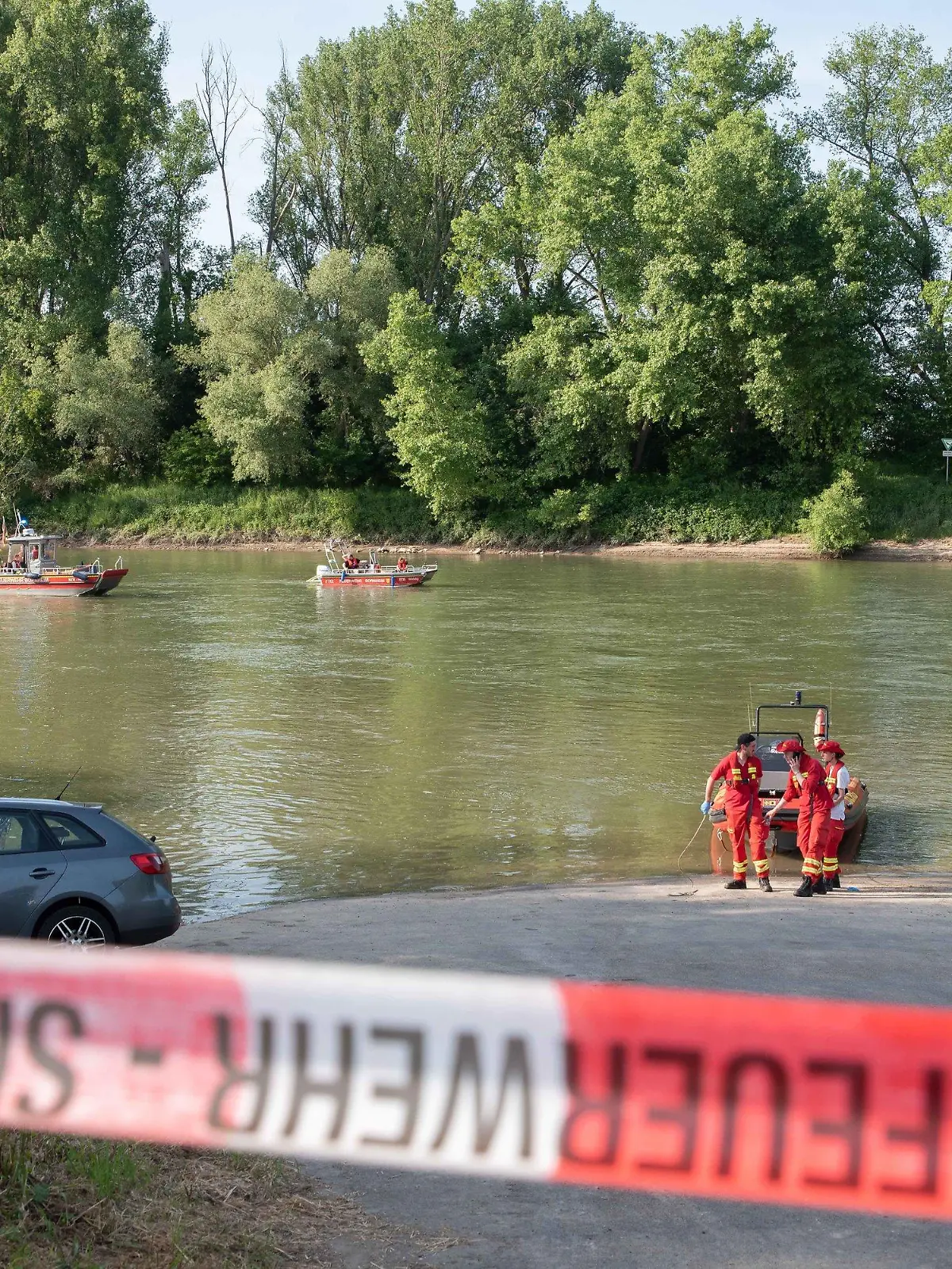 29.05.2023, Nordrhein-Westfalen, Bornheim: Wasserwacht, Feuerwehr und Rettungsdienste suchen nach zwei Vermissten. Ein sieben Jahre altes Kind und sein Vater sind am Montag in Bornheim beim Baden im Rhein untergegangen. Rettungskräfte fanden das Kind nach einer Stunde und den 36-Jährigen nach weiteren 40 Minuten im Wasser und reanimierten sie, wie ein Sprecher der Feuerwehr am Abend schilderte. Foto: Vincent Kempf/dpa +++ dpa-Bildfunk +++