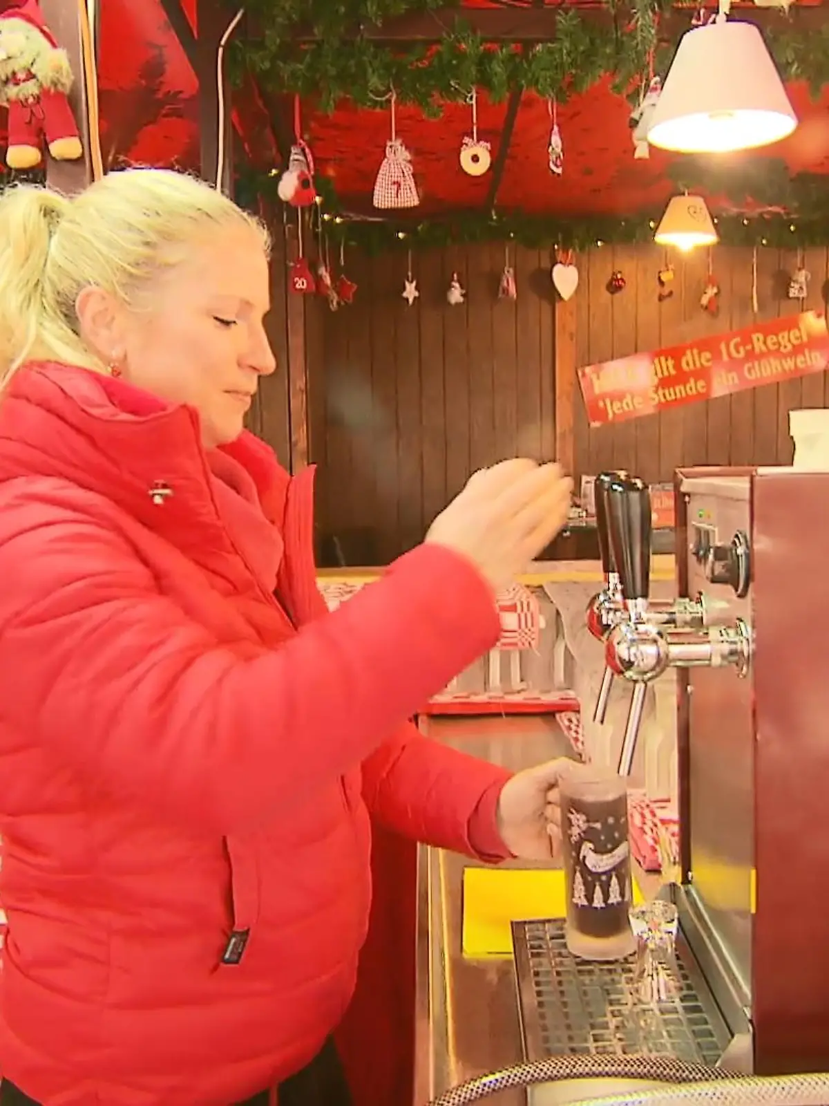 Bild zu: "Erster Weihnachtsmarkt in NRW eröffnet"