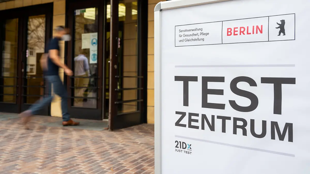 ARCHIV - 07.03.2021, Berlin: Ein Mann geht in ein Corona-Testzentrum. Corona-Tests sind nicht mehr generell kostenlos. Das ist in den landeseigenen Testzentren anders. Dort gibt es Testmöglichkeiten allerdings nur unter bestimmten Voraussetzungen.
(zu dpa «Berlins zwölf landeseigene Corona-Teststellen bleiben in Betrieb») Foto: Christophe Gateau/dpa +++ dpa-Bildfunk +++
