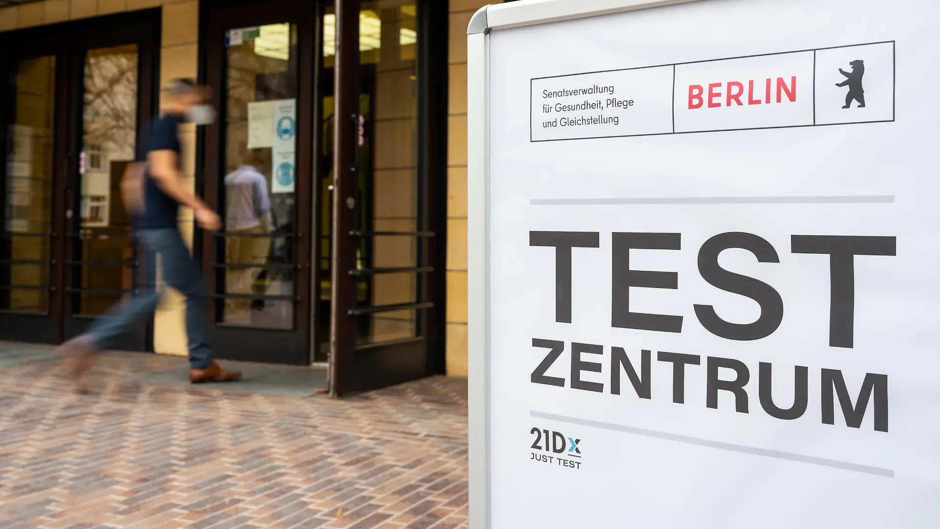 ARCHIV - 07.03.2021, Berlin: Ein Mann geht in ein Corona-Testzentrum. Corona-Tests sind nicht mehr generell kostenlos. Das ist in den landeseigenen Testzentren anders. Dort gibt es Testmöglichkeiten allerdings nur unter bestimmten Voraussetzungen.
(zu dpa «Berlins zwölf landeseigene Corona-Teststellen bleiben in Betrieb») Foto: Christophe Gateau/dpa +++ dpa-Bildfunk +++