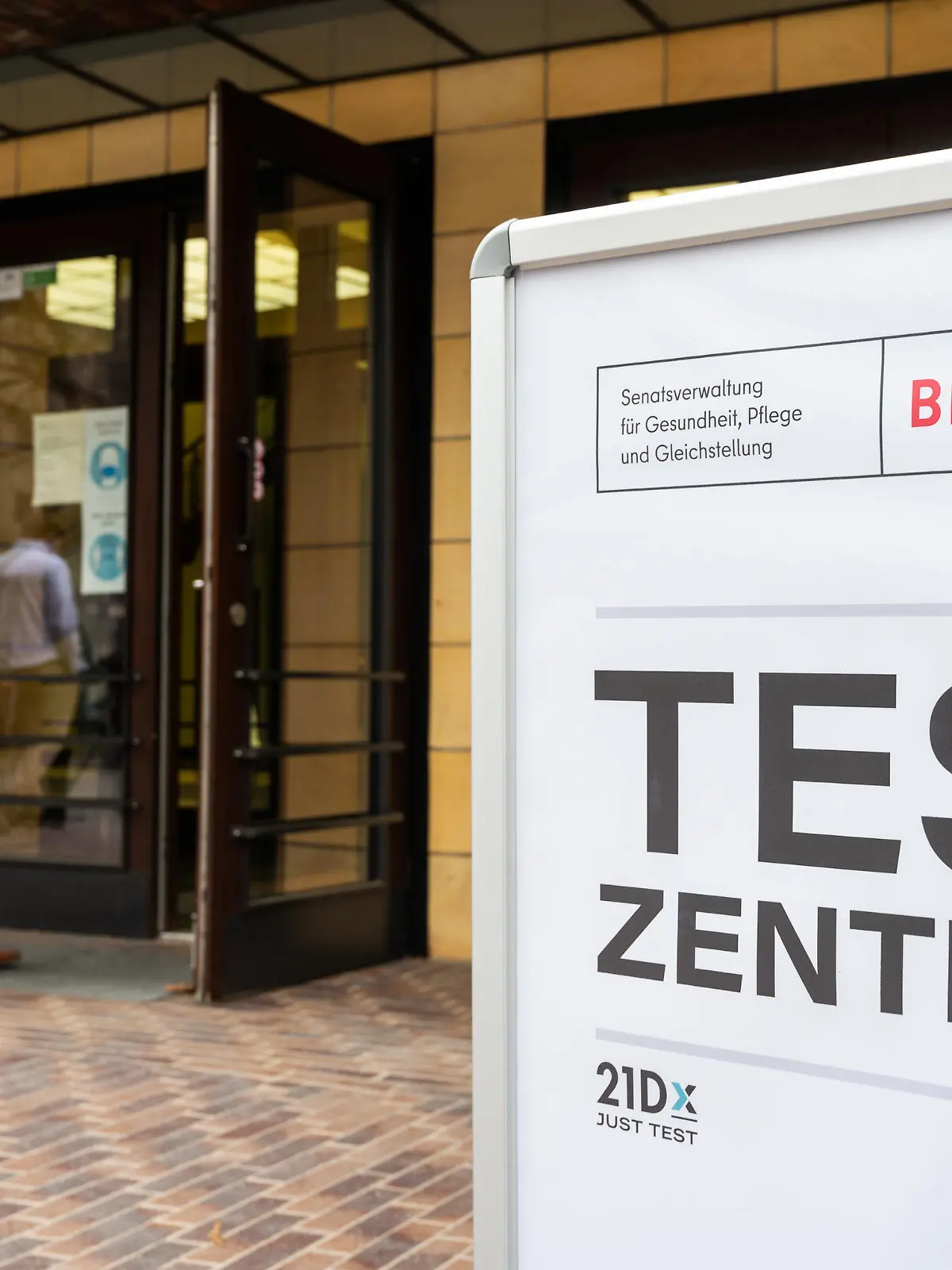 ARCHIV - 07.03.2021, Berlin: Ein Mann geht in ein Corona-Testzentrum. Corona-Tests sind nicht mehr generell kostenlos. Das ist in den landeseigenen Testzentren anders. Dort gibt es Testmöglichkeiten allerdings nur unter bestimmten Voraussetzungen.
(zu dpa «Berlins zwölf landeseigene Corona-Teststellen bleiben in Betrieb») Foto: Christophe Gateau/dpa +++ dpa-Bildfunk +++