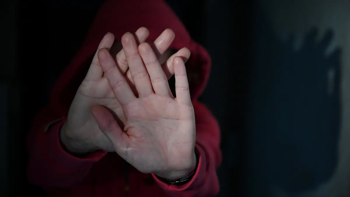 ILLUSTRATION - Eine Frau versucht, sich vor der Gewalt eines Mannes zu schützen (gestellte Szene), aufgenommen am 02.04.2020 in Osterode. Foto: Frank May/picture alliance (model released) || Modellfreigabe vorhanden