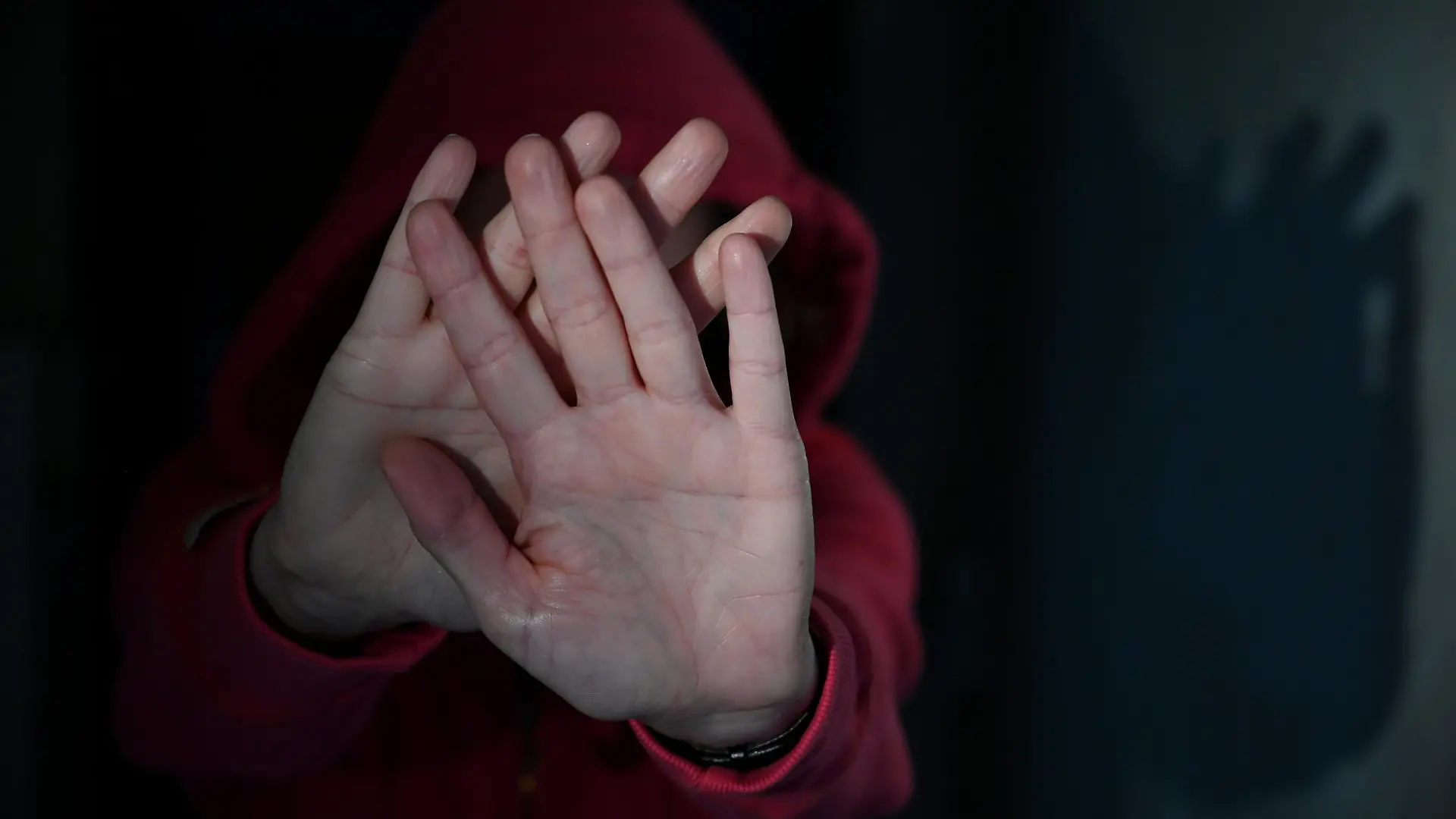 ILLUSTRATION - Eine Frau versucht, sich vor der Gewalt eines Mannes zu schützen (gestellte Szene), aufgenommen am 02.04.2020 in Osterode. Foto: Frank May/picture alliance (model released) || Modellfreigabe vorhanden