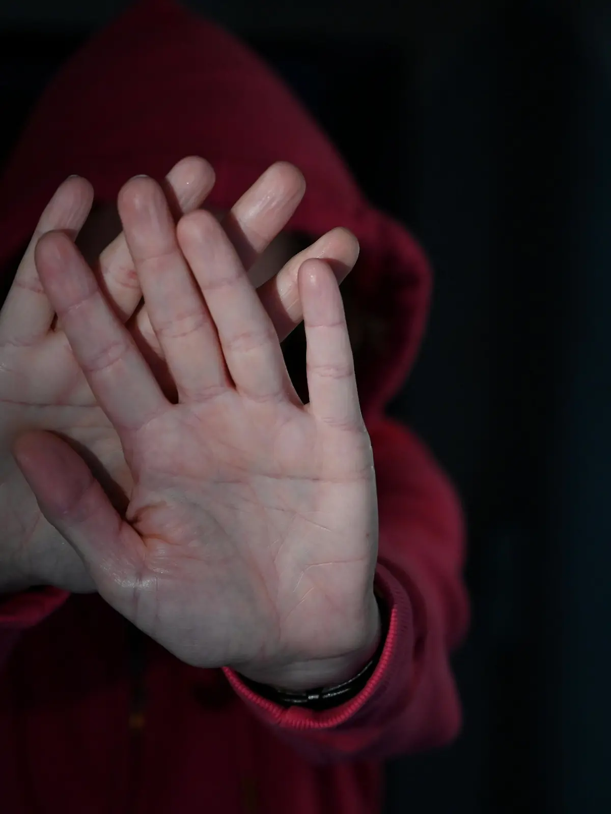 ILLUSTRATION - Eine Frau versucht, sich vor der Gewalt eines Mannes zu schützen (gestellte Szene), aufgenommen am 02.04.2020 in Osterode. Foto: Frank May/picture alliance (model released) || Modellfreigabe vorhanden