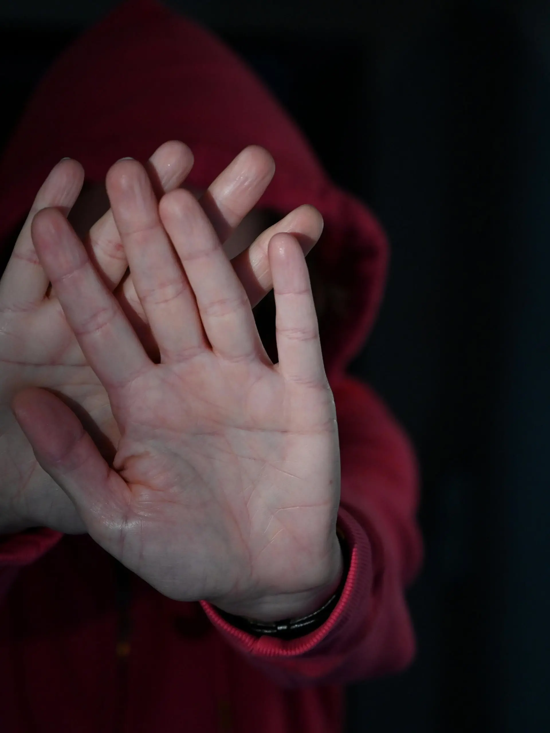 ILLUSTRATION - Eine Frau versucht, sich vor der Gewalt eines Mannes zu schützen (gestellte Szene), aufgenommen am 02.04.2020 in Osterode. Foto: Frank May/picture alliance (model released) || Modellfreigabe vorhanden