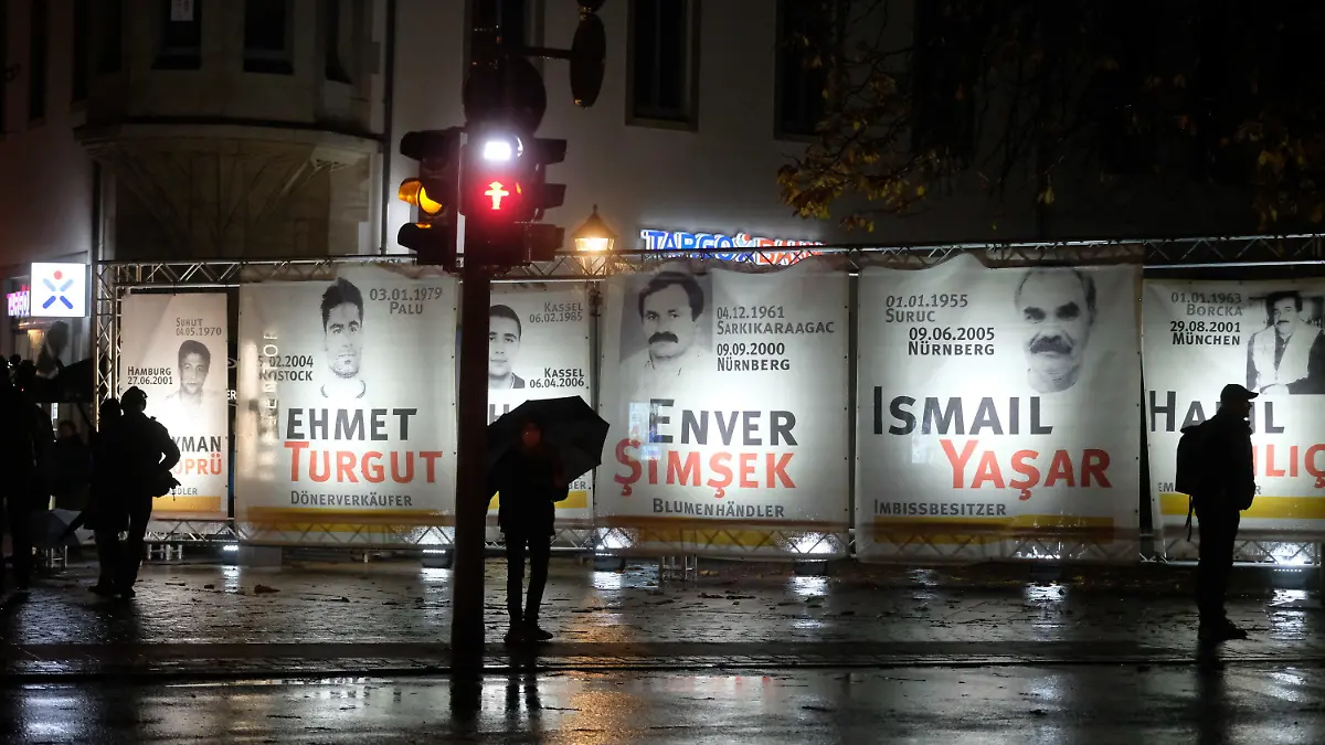 04.11.2021, Sachsen, Zwickau: Bilder und Namen von Opfern des Nationalsozialistischen Untergrund (NSU) stehen im Stadtzentrum. Die NSU-Rechtsterroristen lebten kurz vor ihrer Enttarnung im November 2011 in Zwickau. Dort wurde heute an die Ermordeten erinnert. Foto: Sebastian Willnow/dpa-Zentralbild/dpa +++ dpa-Bildfunk +++