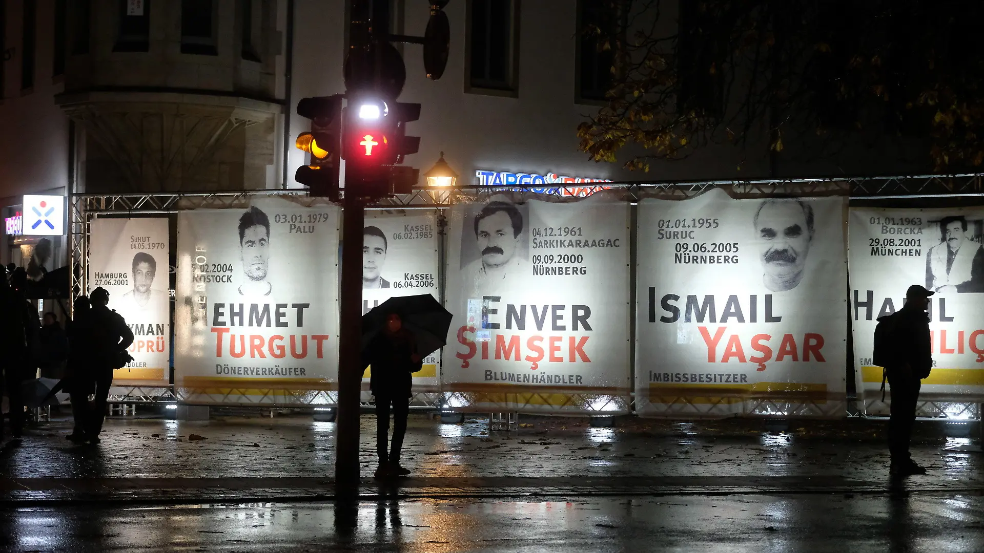 04.11.2021, Sachsen, Zwickau: Bilder und Namen von Opfern des Nationalsozialistischen Untergrund (NSU) stehen im Stadtzentrum. Die NSU-Rechtsterroristen lebten kurz vor ihrer Enttarnung im November 2011 in Zwickau. Dort wurde heute an die Ermordeten erinnert. Foto: Sebastian Willnow/dpa-Zentralbild/dpa +++ dpa-Bildfunk +++