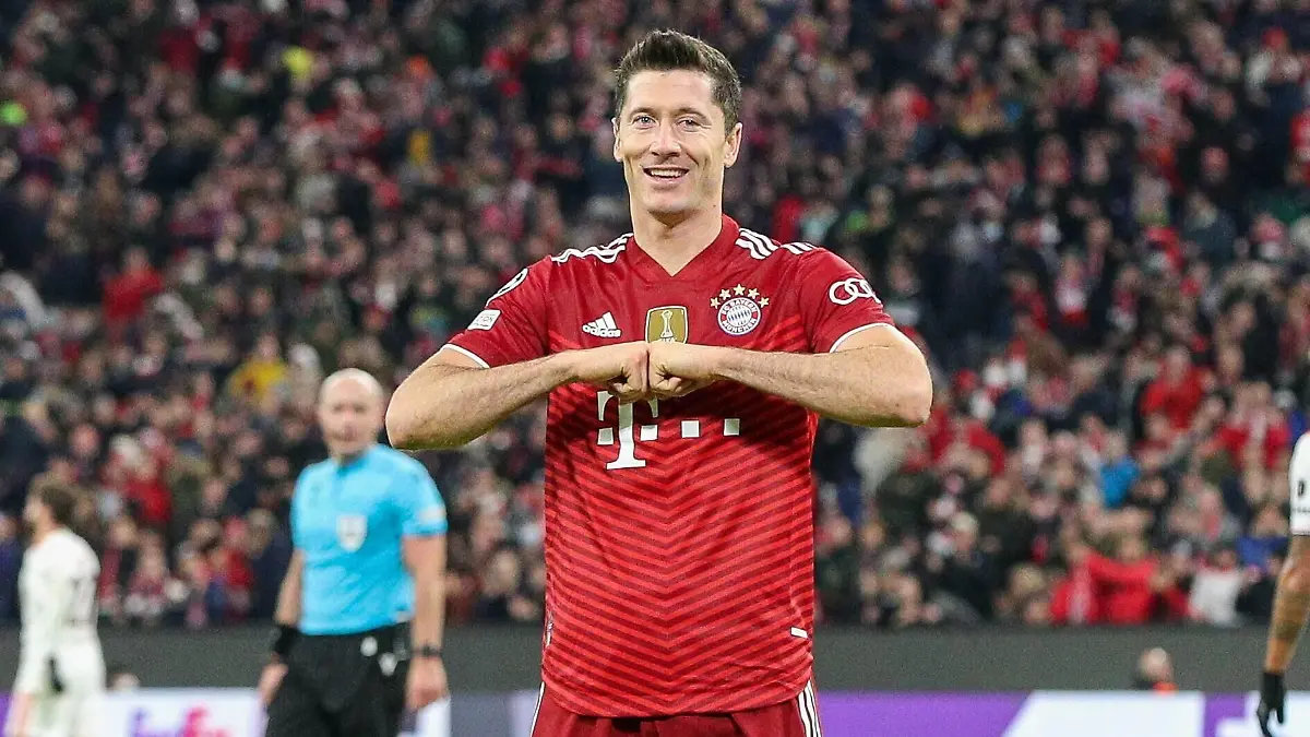 Torjubel von Robert Lewandowski 9 FC Bayern Muenchen zum 5:2, FC Bayern Muenchen vs. Benfica Lissabon, Champions League, Vorrunde, 02.11.2021 Muenchen Bayern Deutschland *** Goal celebration of Robert Lewandowski 9 FC Bayern Muenchen to 5 2, FC Bayern Muenchen vs Benfica Lisbon, Champions League, preliminary round, 02 11 2021 Muenchen Bayern Germany Copyright: xkolbert-press/ChristianxKolbertx
