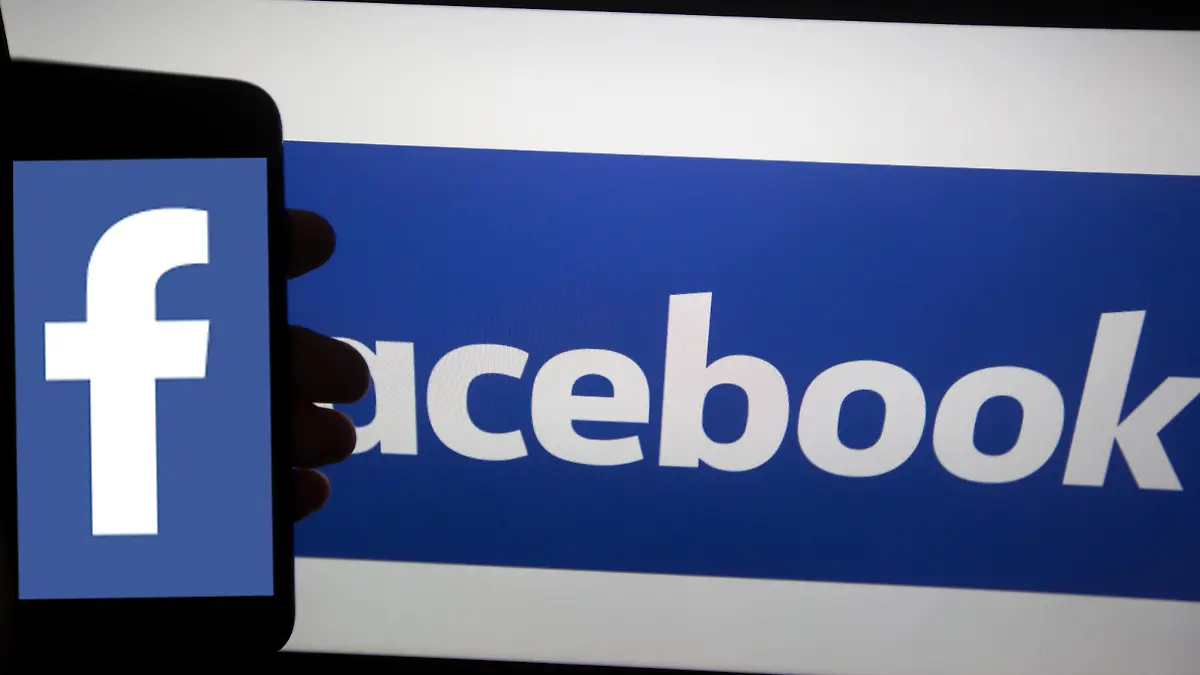 January 29, 2019 - California, United States - The logo of Facebook is seen on a smartphone in front of the logo of Facebook. Facebook is one of the biggest companies world wide. Mark Zuckerberg is its founder and CEO. United States PUBLICATIONxINxGERxSUIxAUTxONLY - ZUMAn230 20190129_zaa_n230_300 Copyright: xAlexanderxPohlx  