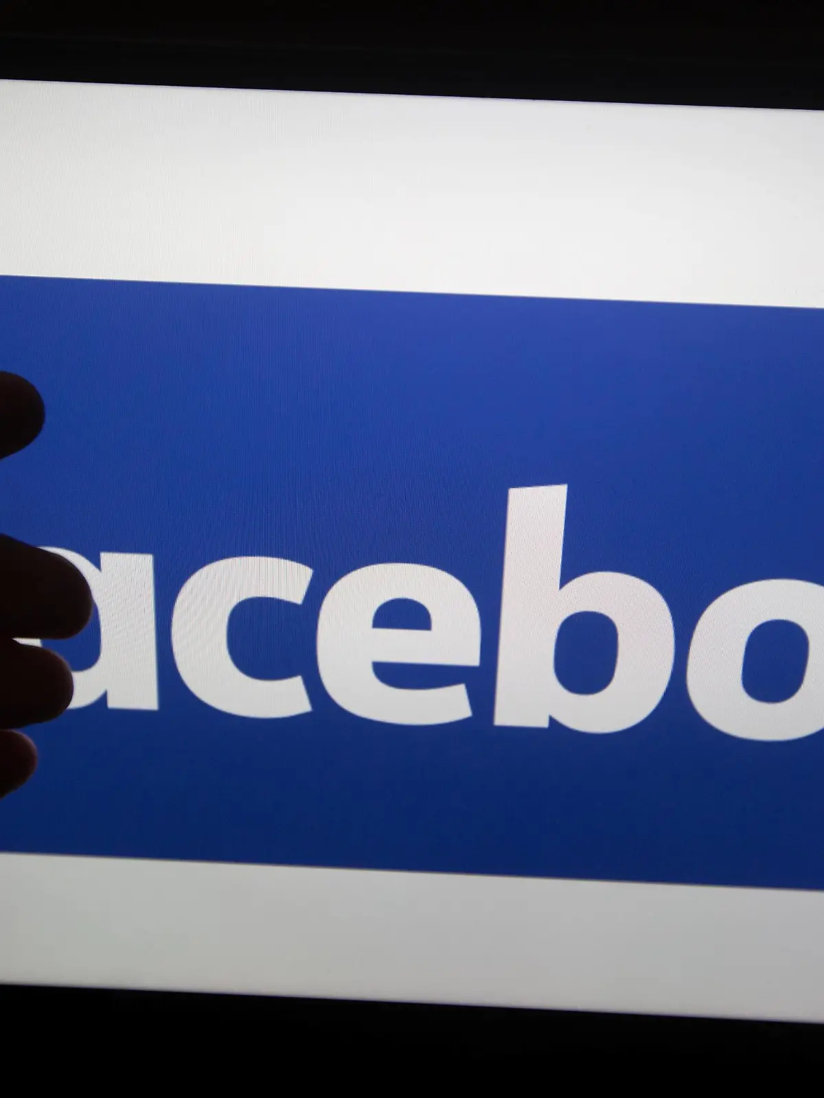 January 29, 2019 - California, United States - The logo of Facebook is seen on a smartphone in front of the logo of Facebook. Facebook is one of the biggest companies world wide. Mark Zuckerberg is its founder and CEO. United States PUBLICATIONxINxGERxSUIxAUTxONLY - ZUMAn230 20190129_zaa_n230_300 Copyright: xAlexanderxPohlx  
