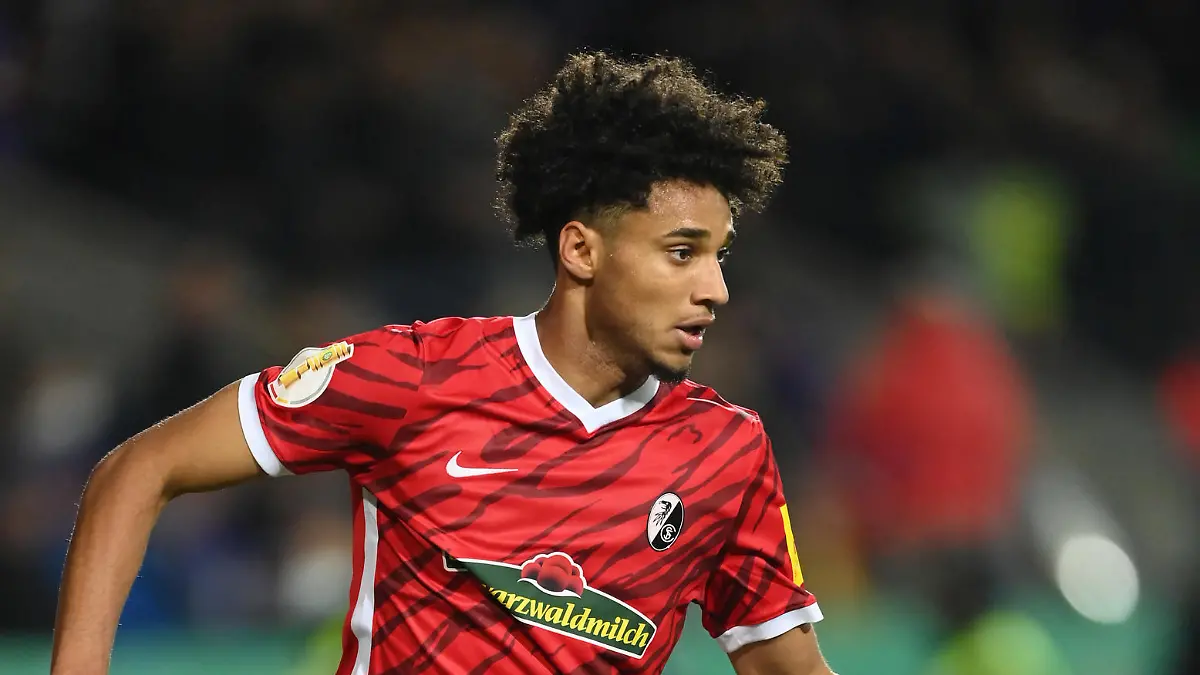 OSNABRUECK, GERMANY - OCTOBER 26: Kevin Schade  of Freiburg in action during the DFB Cup second round match between VfL Osnabrück and SC Freiburg at Stadion an der Bremer Brücke on October 26, 2021 in Osnabrueck, Germany. (Photo by Stuart Franklin/Getty Images)