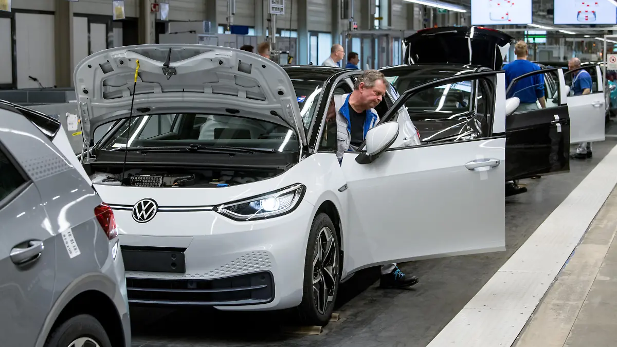 Mitarbeiter von Volkswagen Sachsen in Zwickau komplettieren den VW ID.3. Anfang November 2019 leitete Volkswagen mit dem Produktionsstart des ID.3 den Systemwechsel zur Elektromobilität ein. Das Fahrzeug ist das erste Modell der vollelektrischen ID. Familie und soll beim größten Hersteller der Welt das Massengeschäft mit elektrischen Fahrzeugen etablieren. In diesem Jahr will VW in Zwickau rund 100.000 Elektroautos mit dem Modularen Elektrobaukasten fertigen. Ab Sommer soll es das Fahrzeug in ganz Europa zu kaufen geben. Am Standort in Zwickau sind derzeit rund 8000 Leute beschäftigt.