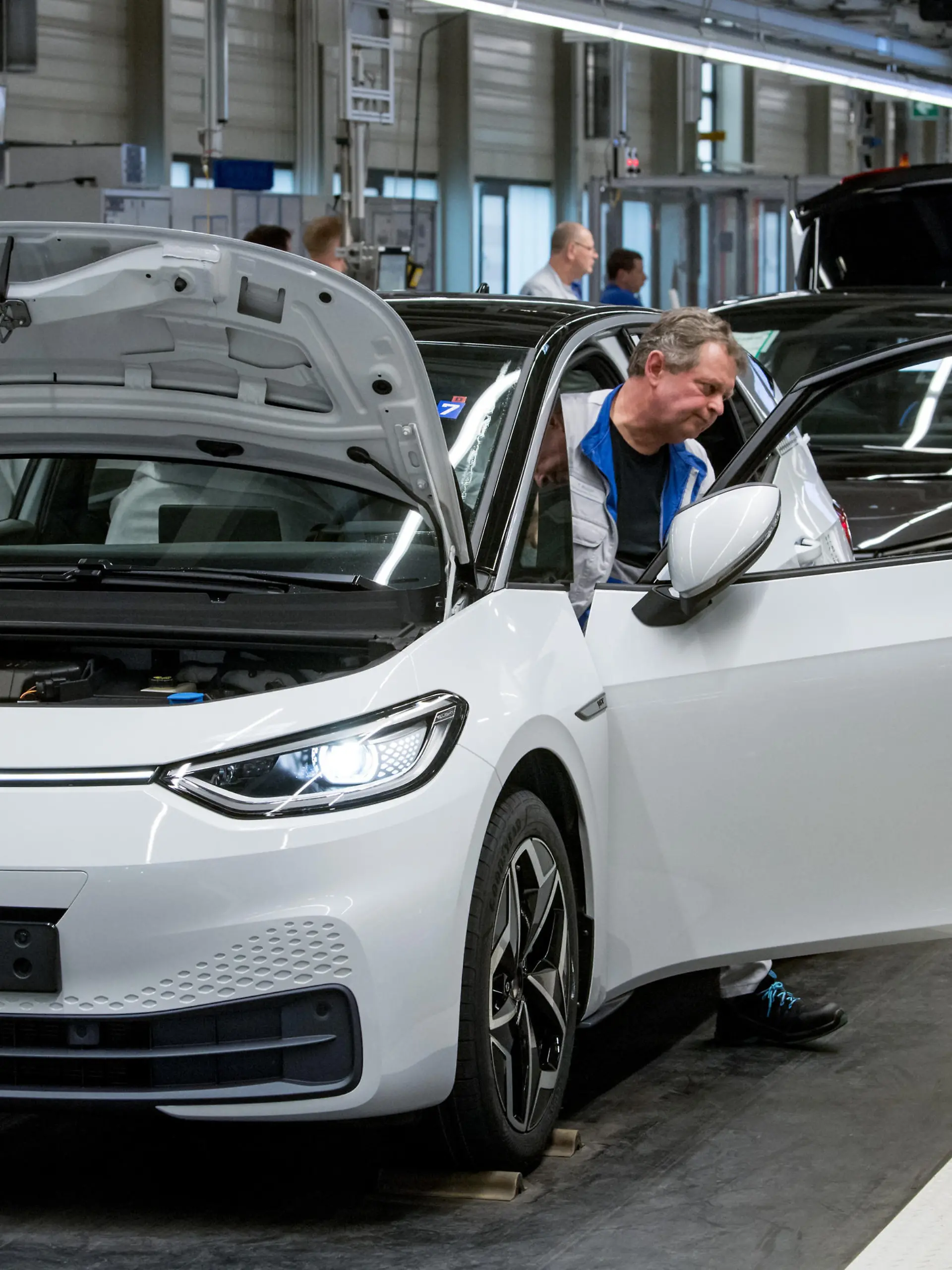 Mitarbeiter von Volkswagen Sachsen in Zwickau komplettieren den VW ID.3. Anfang November 2019 leitete Volkswagen mit dem Produktionsstart des ID.3 den Systemwechsel zur Elektromobilität ein. Das Fahrzeug ist das erste Modell der vollelektrischen ID. Familie und soll beim größten Hersteller der Welt das Massengeschäft mit elektrischen Fahrzeugen etablieren. In diesem Jahr will VW in Zwickau rund 100.000 Elektroautos mit dem Modularen Elektrobaukasten fertigen. Ab Sommer soll es das Fahrzeug in ganz Europa zu kaufen geben. Am Standort in Zwickau sind derzeit rund 8000 Leute beschäftigt.