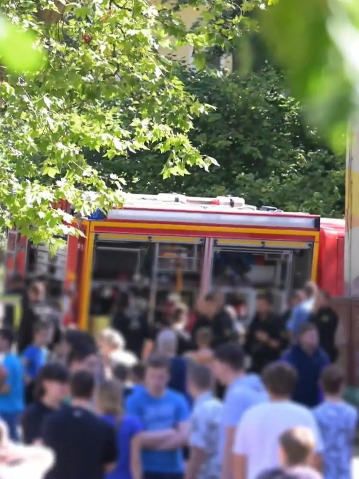 Hunderte Kinder, Jugendliche und Eltern in Bischofswerda stehen heute Morgen unter Schock. Um 9:45 geht bei der Polizei der Notruf ein,  dass ein 16-Jähriger an der Grundschule mit einem Messer Amok läuft.
