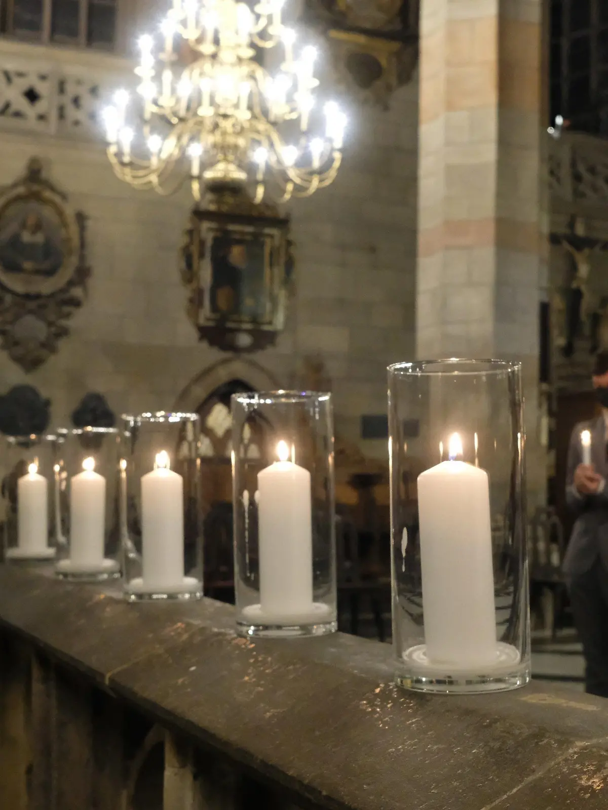 04.11.2021, Sachsen, Zwickau: Kerzen stehen am Altarraum des Domes Sankt Marien. Dort wird an die Opfer des Nationalsozialistischen Untergrund (NSU) erinnert. Die NSU-Rechtsterroristen lebten kurz vor ihrer Enttarnung im November 2011 in Zwickau. Foto: Sebastian Willnow/dpa-Zentralbild/dpa +++ dpa-Bildfunk +++