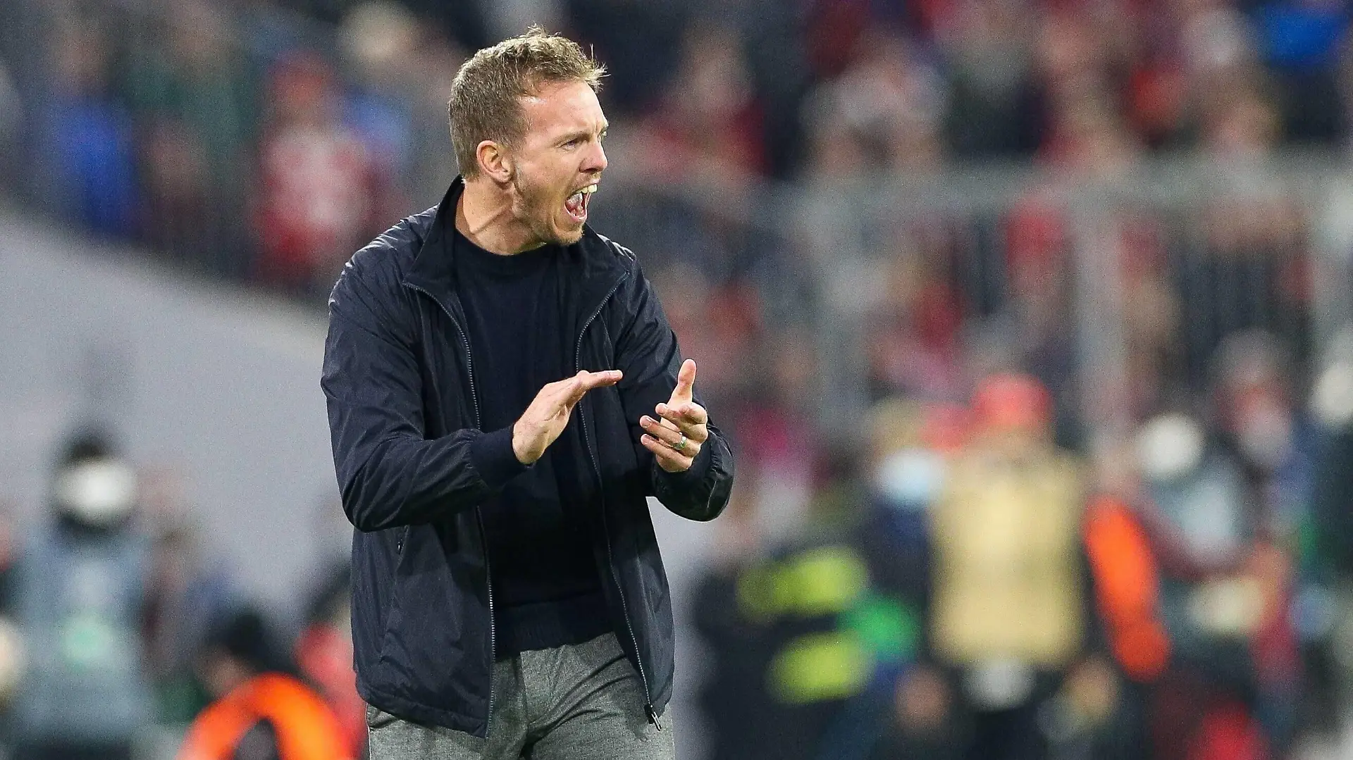 Chef-Trainer Julian Nagelsmann FC Bayern Muenchen gibt Anweisungen am Spielfeldrand, FC Bayern Muenchen vs. Benfica Lissabon, Champions League, Vorrunde, 02.11.2021 Muenchen Bayern Deutschland *** Head coach Julian Nagelsmann FC Bayern Muenchen gives instructions on the sidelines, FC Bayern Muenchen vs Benfica Lisbon, Champions League, preliminary round, 02 11 2021 Muenchen Bayern Germany Copyright: xkolbert-press/ChristianxKolbertx