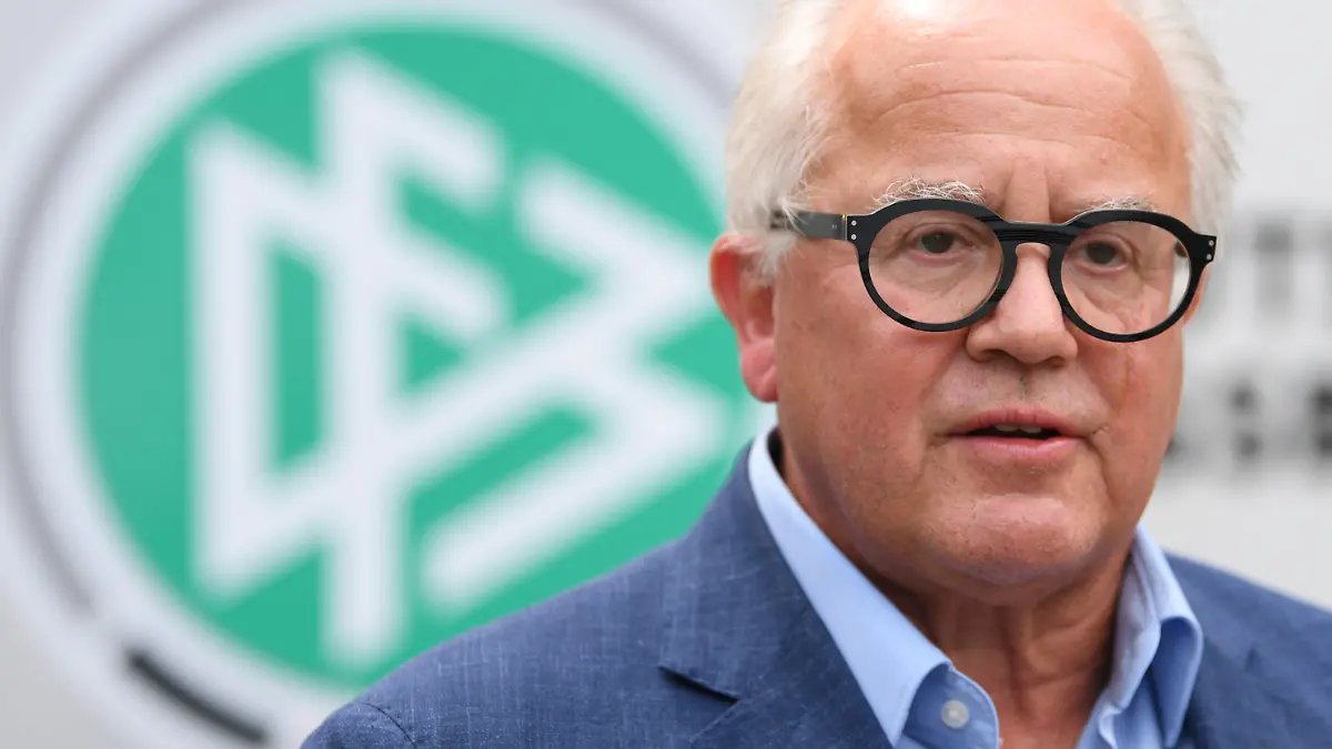ARCHIV - 17.08.2020, Hessen, Frankfurt/Main: Fritz Keller, Präsident des Deutschen Fußball-Bundes (DFB), spricht vor der DFB-Zentrale zu Journalisten. (zu dpa «DFB-Beben: Keller vor Rücktritt, Curtius-Vertrag wird aufgelöst») Foto: Arne Dedert/dpa +++ dpa-Bildfunk +++