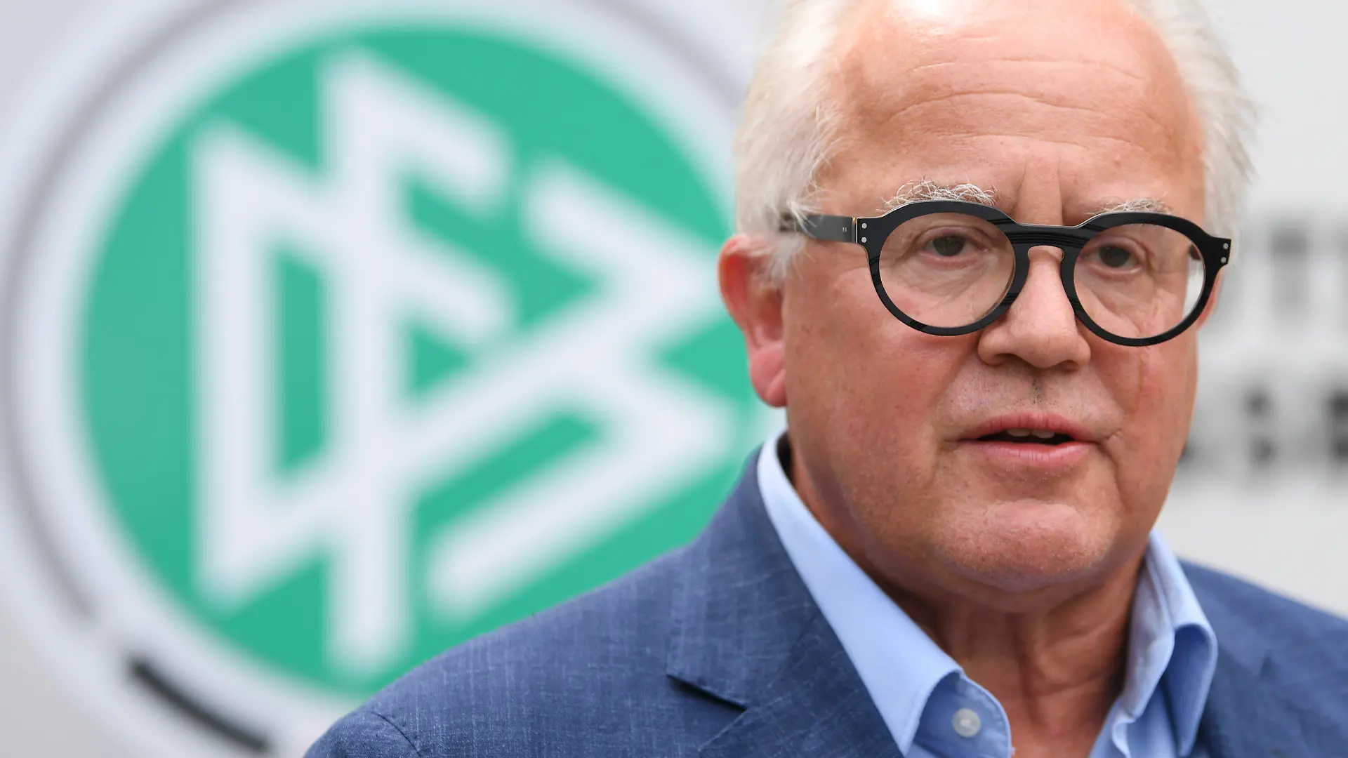 ARCHIV - 17.08.2020, Hessen, Frankfurt/Main: Fritz Keller, Präsident des Deutschen Fußball-Bundes (DFB), spricht vor der DFB-Zentrale zu Journalisten. (zu dpa «DFB-Beben: Keller vor Rücktritt, Curtius-Vertrag wird aufgelöst») Foto: Arne Dedert/dpa +++ dpa-Bildfunk +++