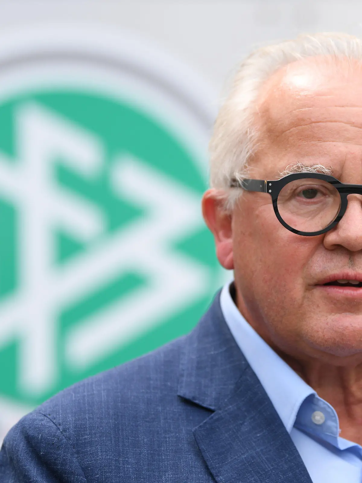 ARCHIV - 17.08.2020, Hessen, Frankfurt/Main: Fritz Keller, Präsident des Deutschen Fußball-Bundes (DFB), spricht vor der DFB-Zentrale zu Journalisten. (zu dpa «DFB-Beben: Keller vor Rücktritt, Curtius-Vertrag wird aufgelöst») Foto: Arne Dedert/dpa +++ dpa-Bildfunk +++