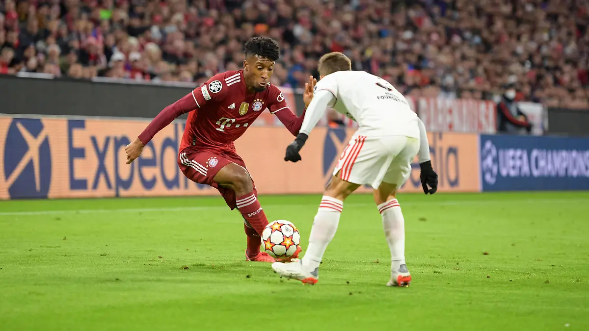 Fußball, UEFA Championsleague, 20211102, FC Bayern München - Benfica Lissabon. Im Bild Kingsley COMAN FC Bayern München, 11 Dribbling Ball am Fuß und Alejandro GRIMALDO Benfica Lissabon, 3. München Allianz Arena Bayern Deutschland *** Football, UEFA Champions League, 20211102, FC Bayern Munich Benfica Lisbon In the picture Kingsley COMAN FC Bayern Munich, 11 dribbling ball at foot and Alejandro GRIMALDO Benfica Lisbon, 3 Munich Allianz Arena Bayern Germany Copyright: Passion2Press/MarkusxFischerx