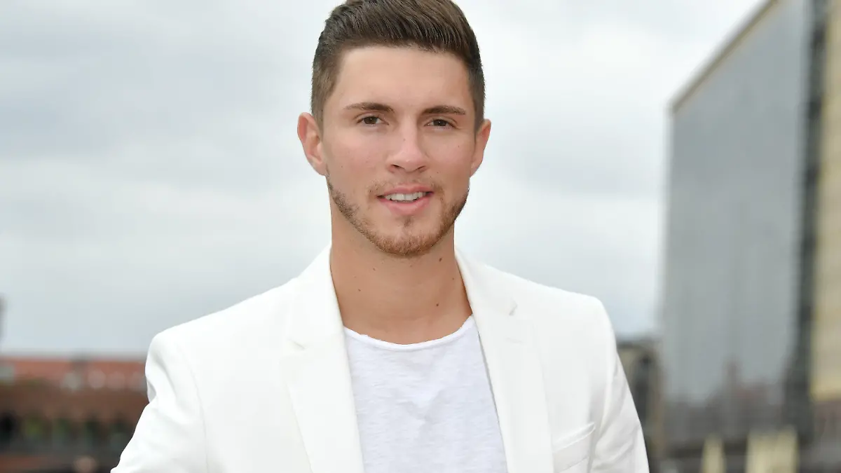 ARCHIV - 20.08.2018, Berlin: Joey Heindle steht bei einem Pressetermin zur Vorstellung der zweiten Staffel der ProSieben-Action-Show "Global Gladiators" an der Spree. (zu dpa "Sänger Joey Heindle ist jetzt Rettungssanitäter") Foto: Jens Kalaene/dpa-Zentralbild/dpa +++ dpa-Bildfunk +++