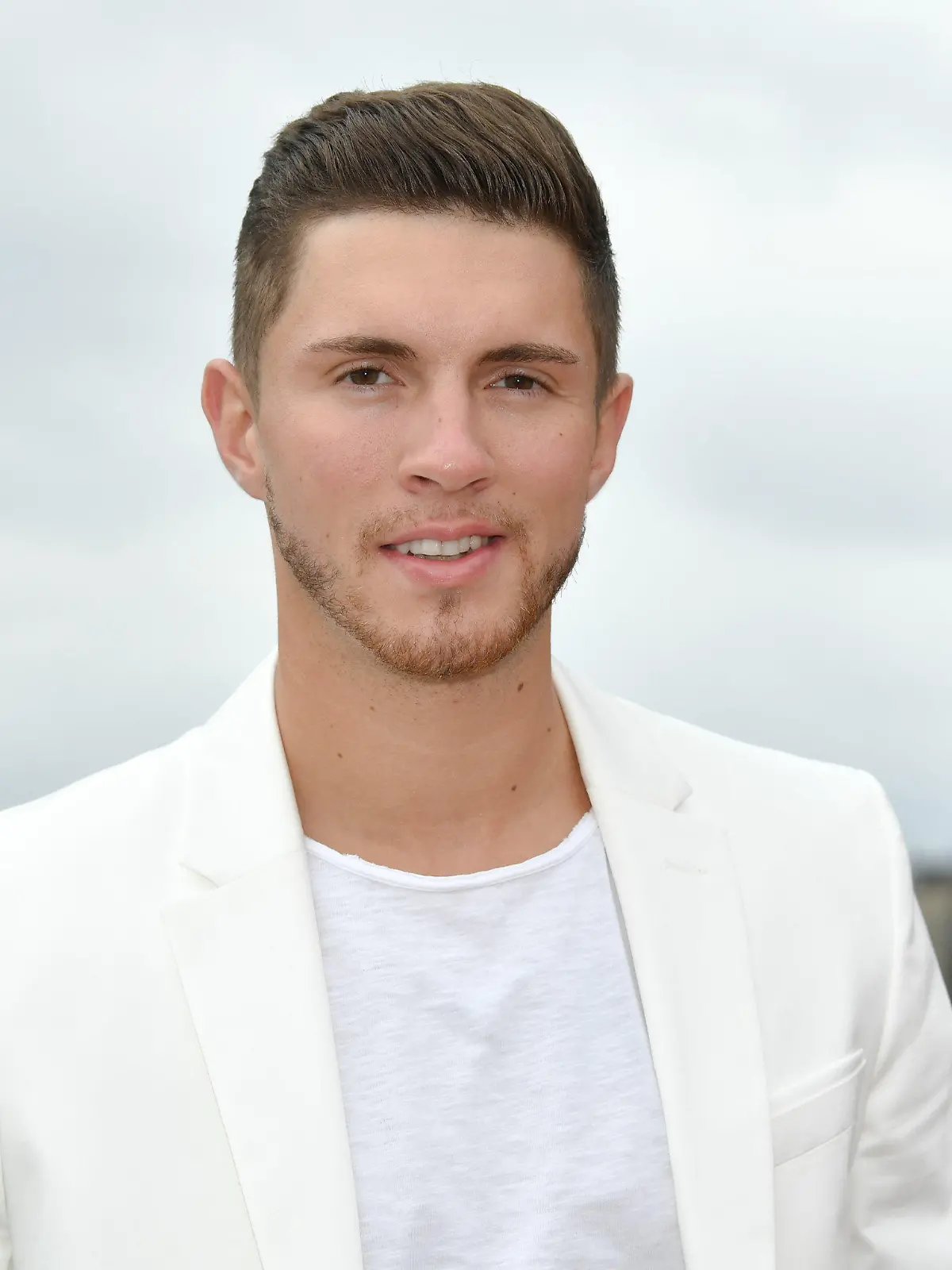 ARCHIV - 20.08.2018, Berlin: Joey Heindle steht bei einem Pressetermin zur Vorstellung der zweiten Staffel der ProSieben-Action-Show "Global Gladiators" an der Spree. (zu dpa "Sänger Joey Heindle ist jetzt Rettungssanitäter") Foto: Jens Kalaene/dpa-Zentralbild/dpa +++ dpa-Bildfunk +++