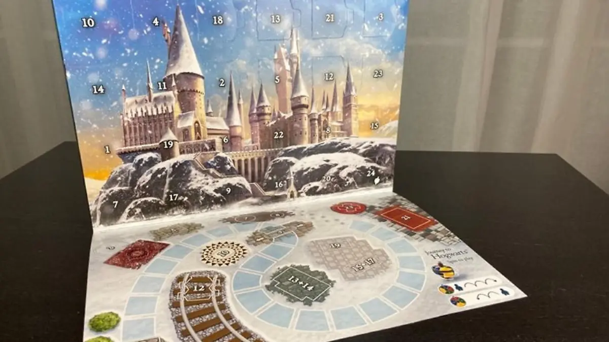 Ausgeklappt schaut der Lego-Adventskalender Harry Potter so aus - mit Spielfläche